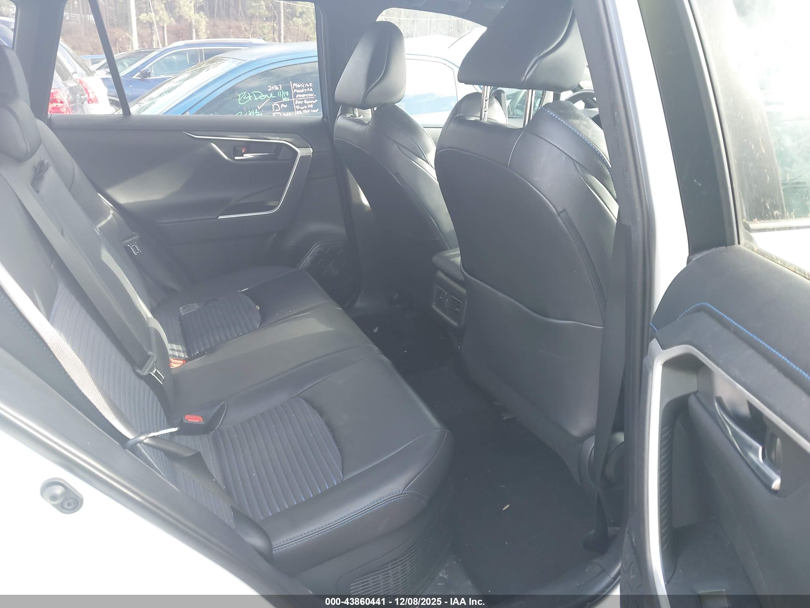TOYOTA RAV4 image 8