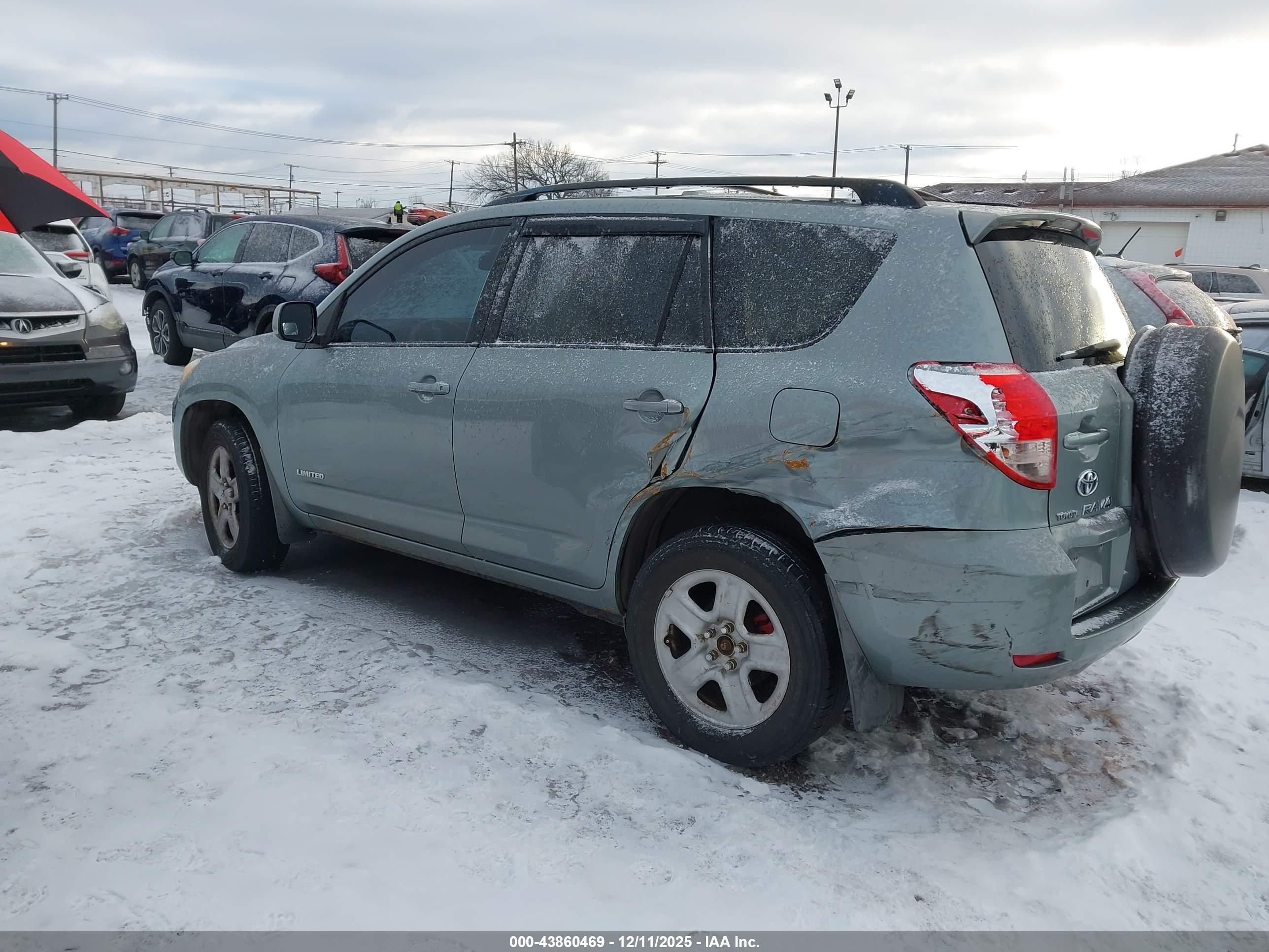 TOYOTA RAV4 image 3