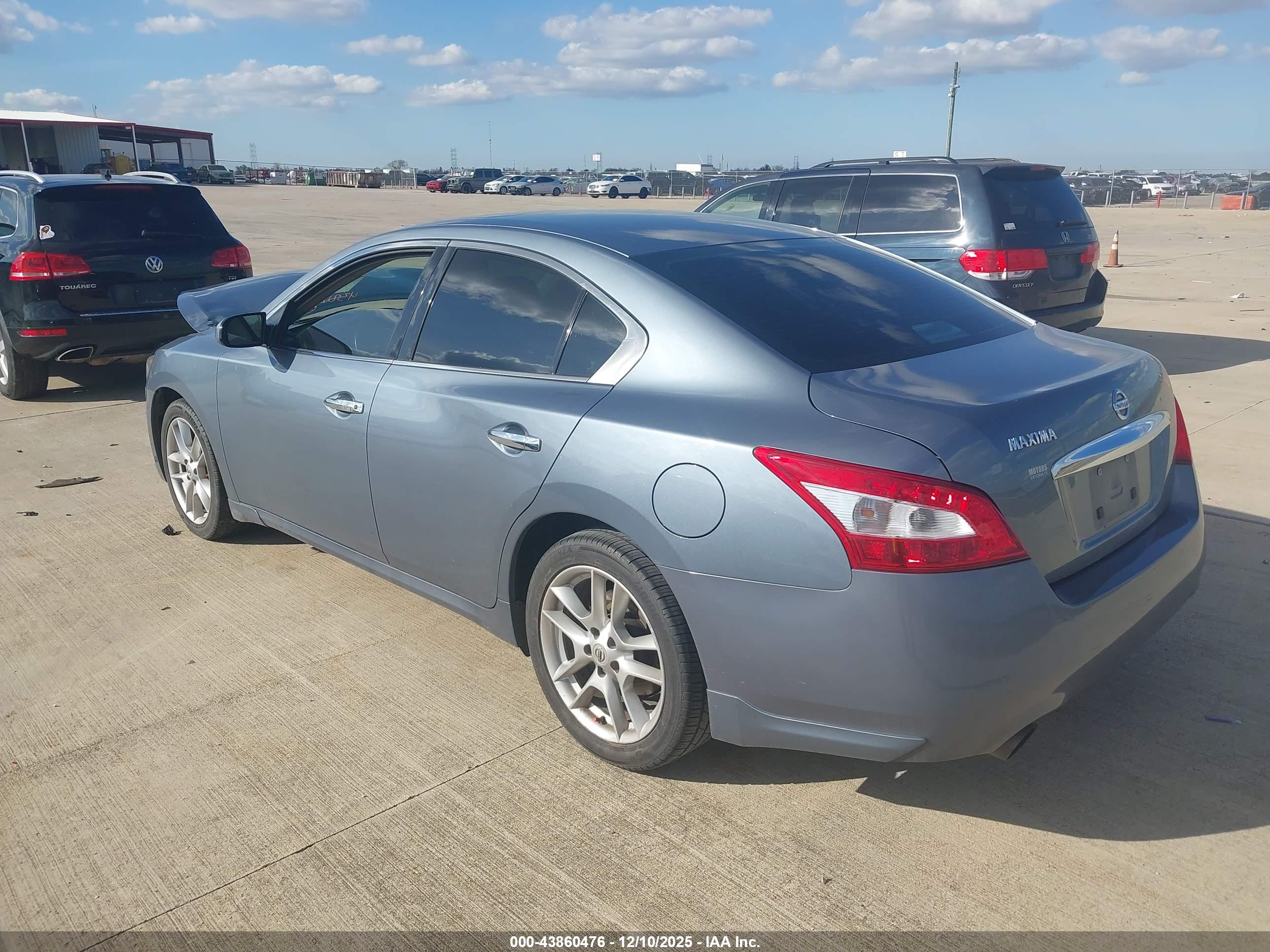 NISSAN MAXIMA image 3