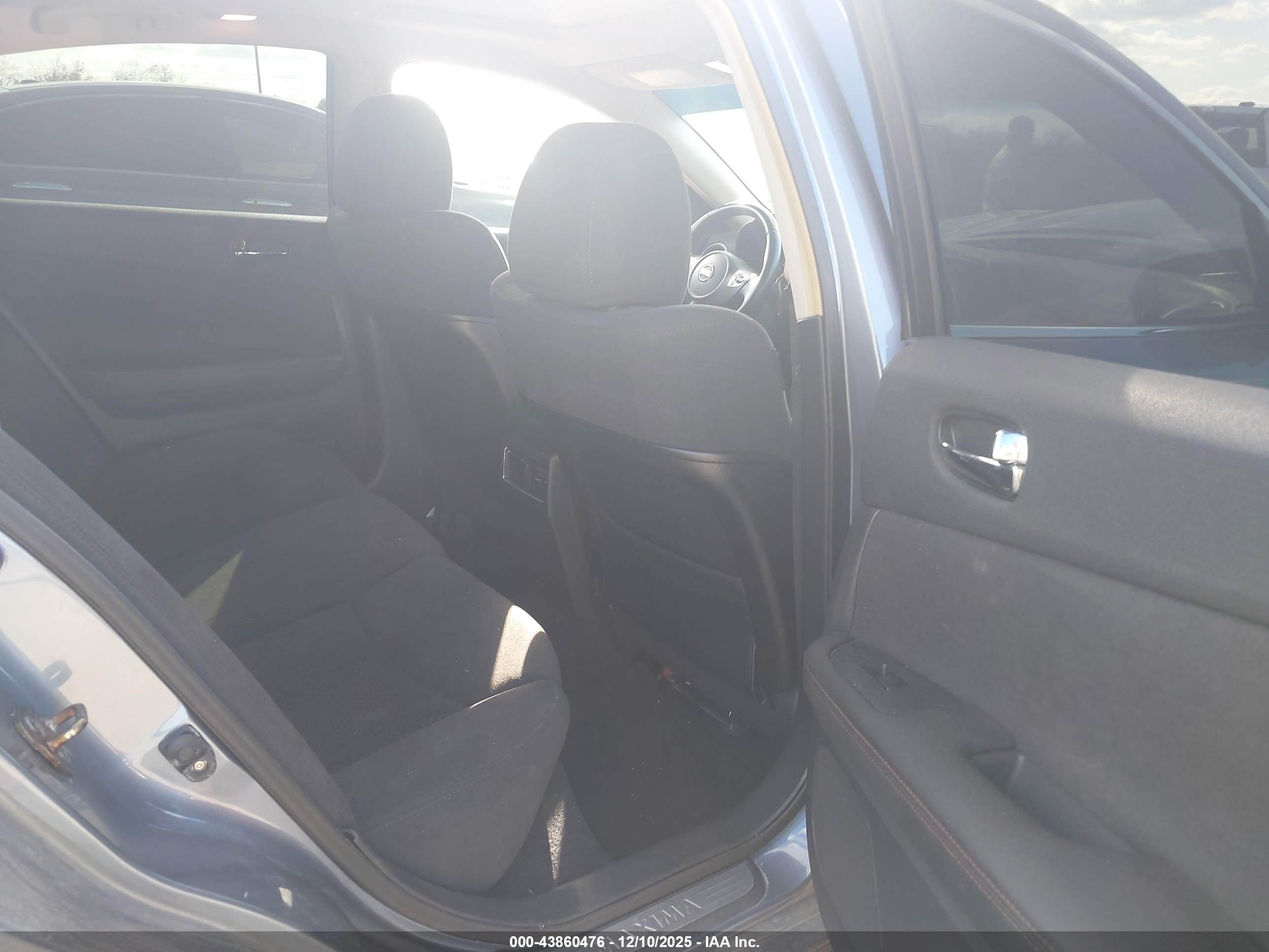 NISSAN MAXIMA image 8