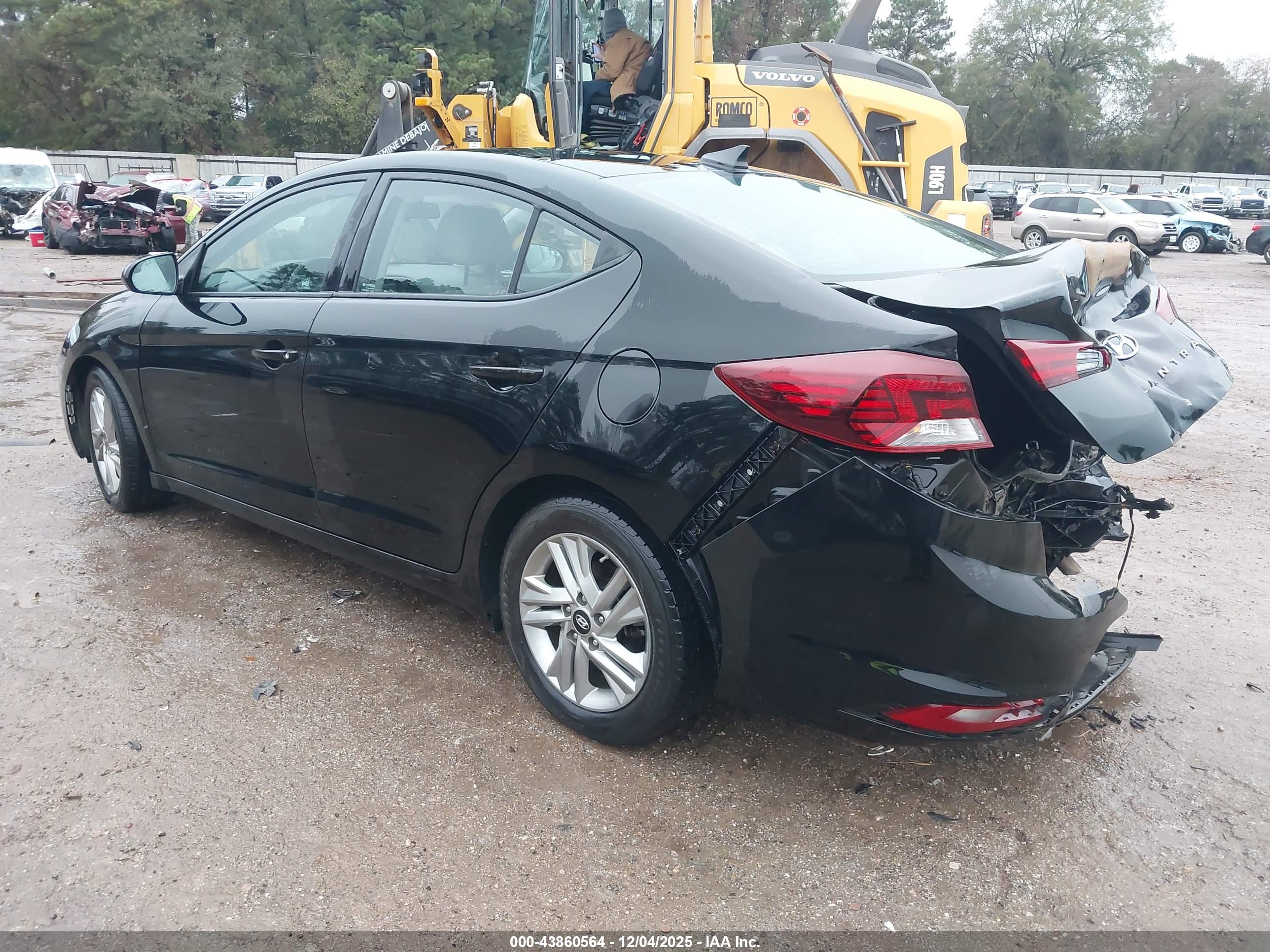 HYUNDAI ELANTRA image 3