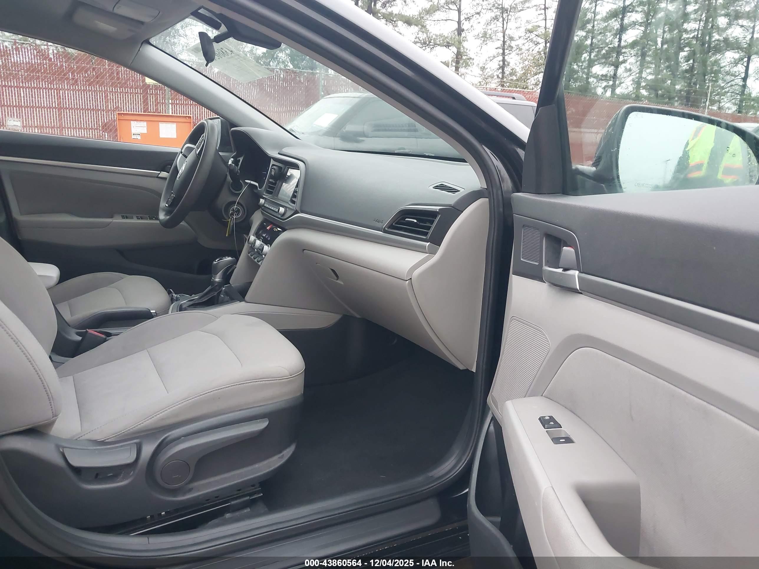 HYUNDAI ELANTRA image 5