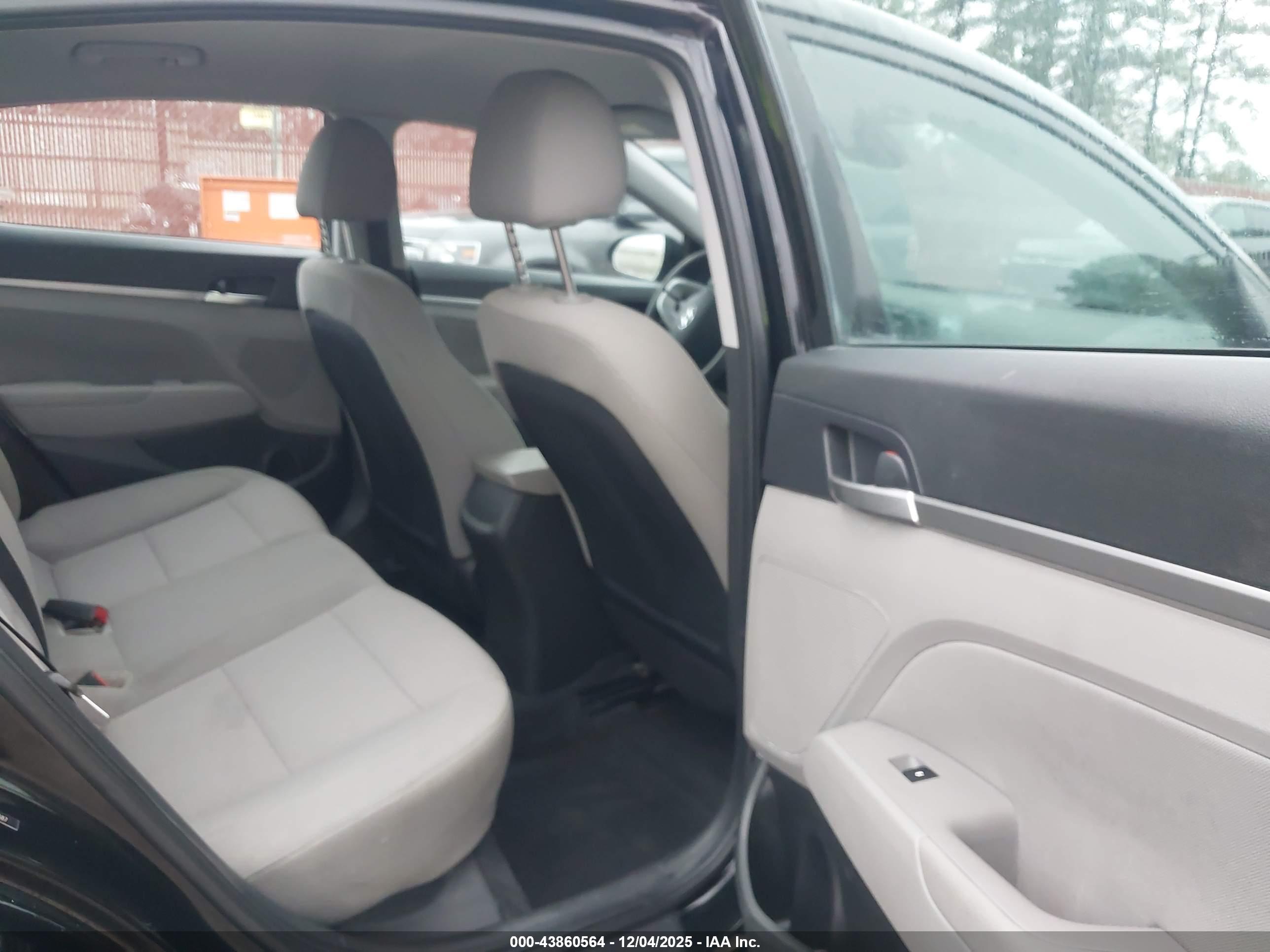 HYUNDAI ELANTRA image 8