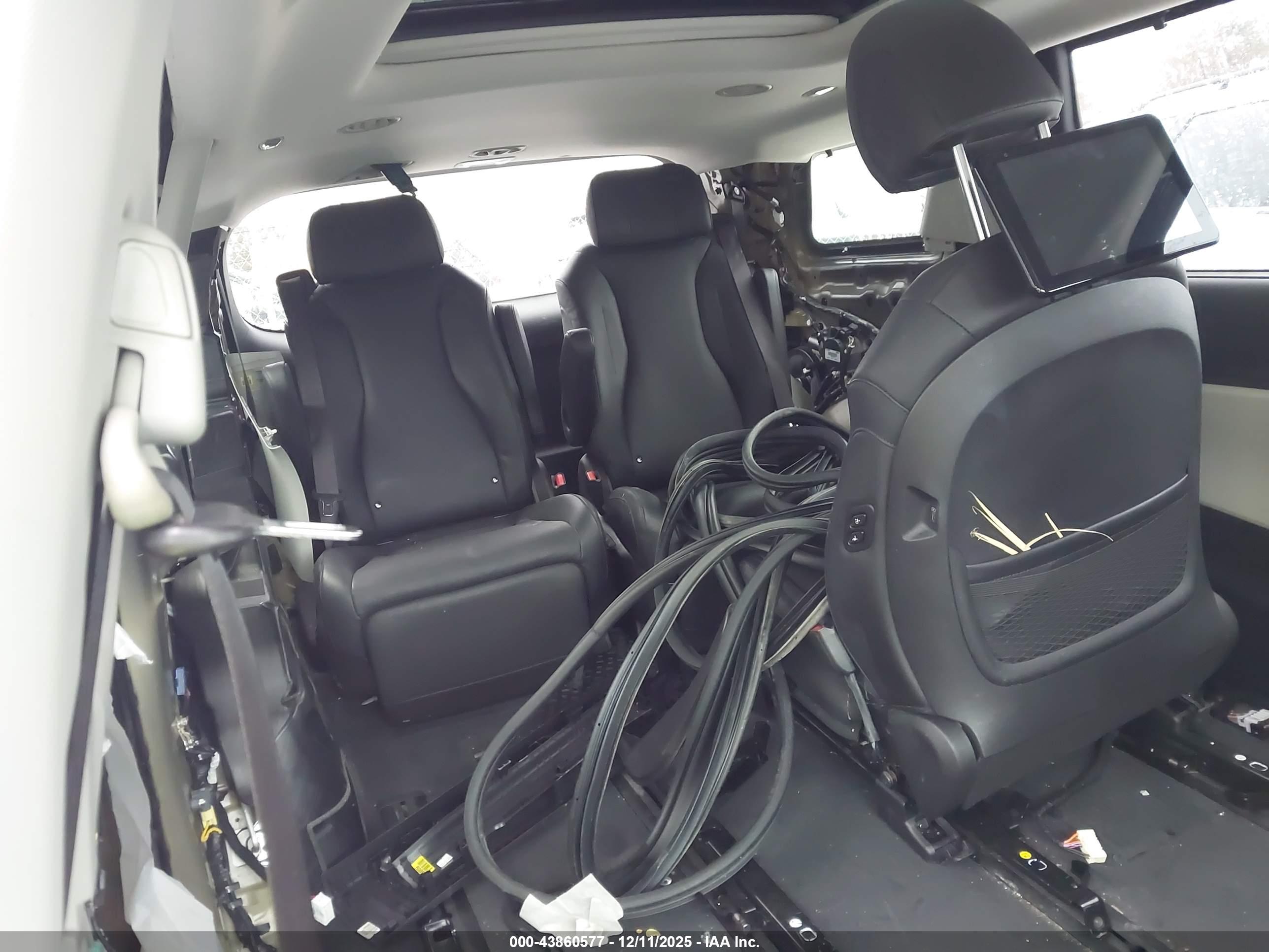 KIA CARNIVAL image 8