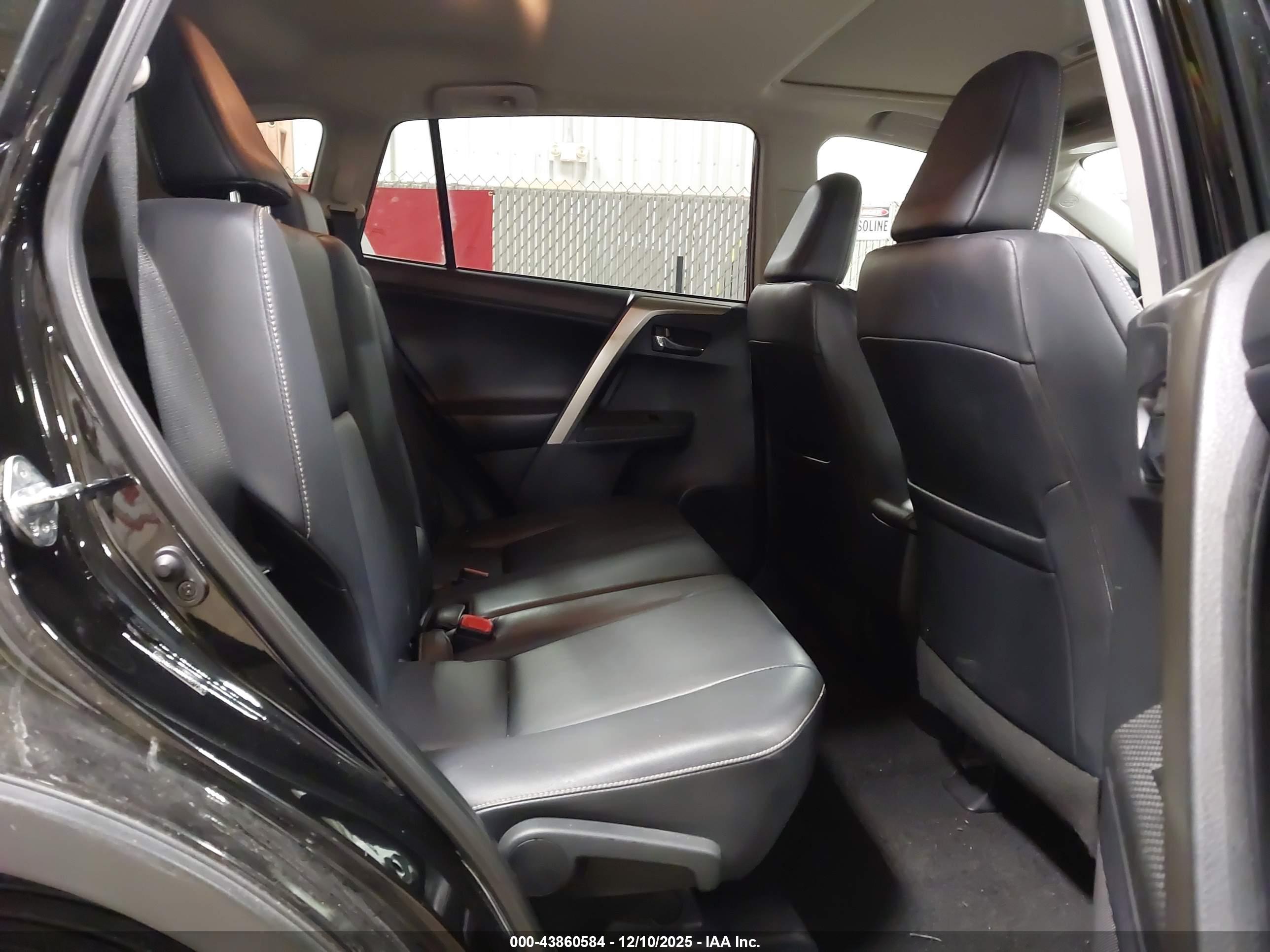 TOYOTA RAV4 image 8