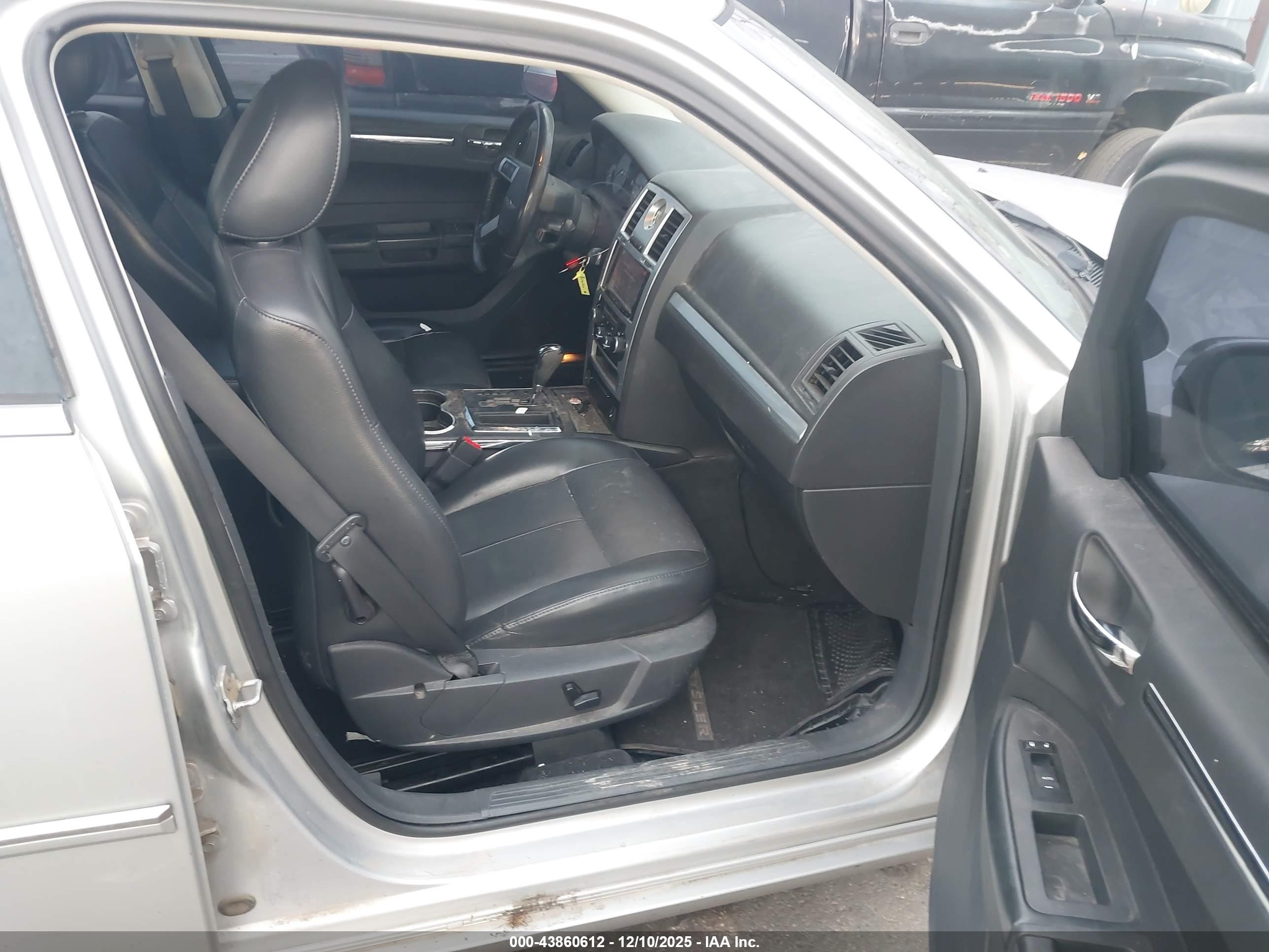 CHRYSLER 300 image 5