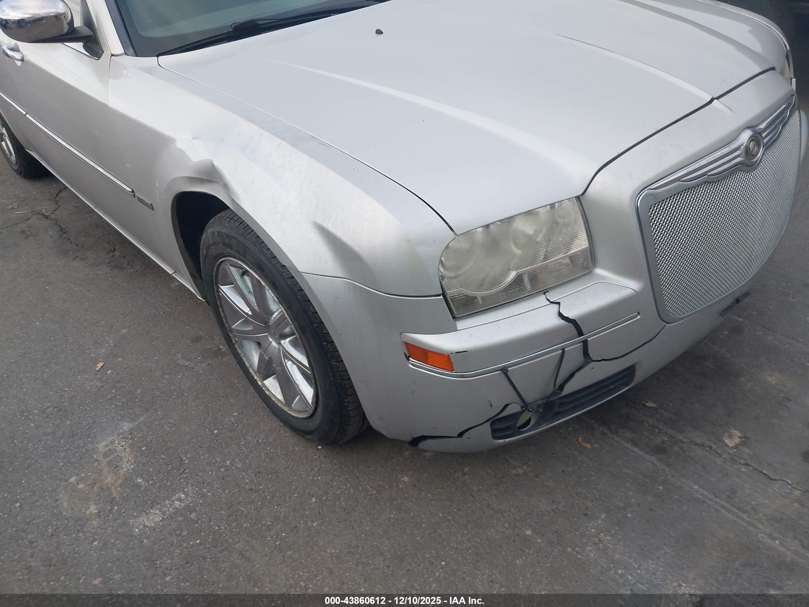 CHRYSLER 300 image 6