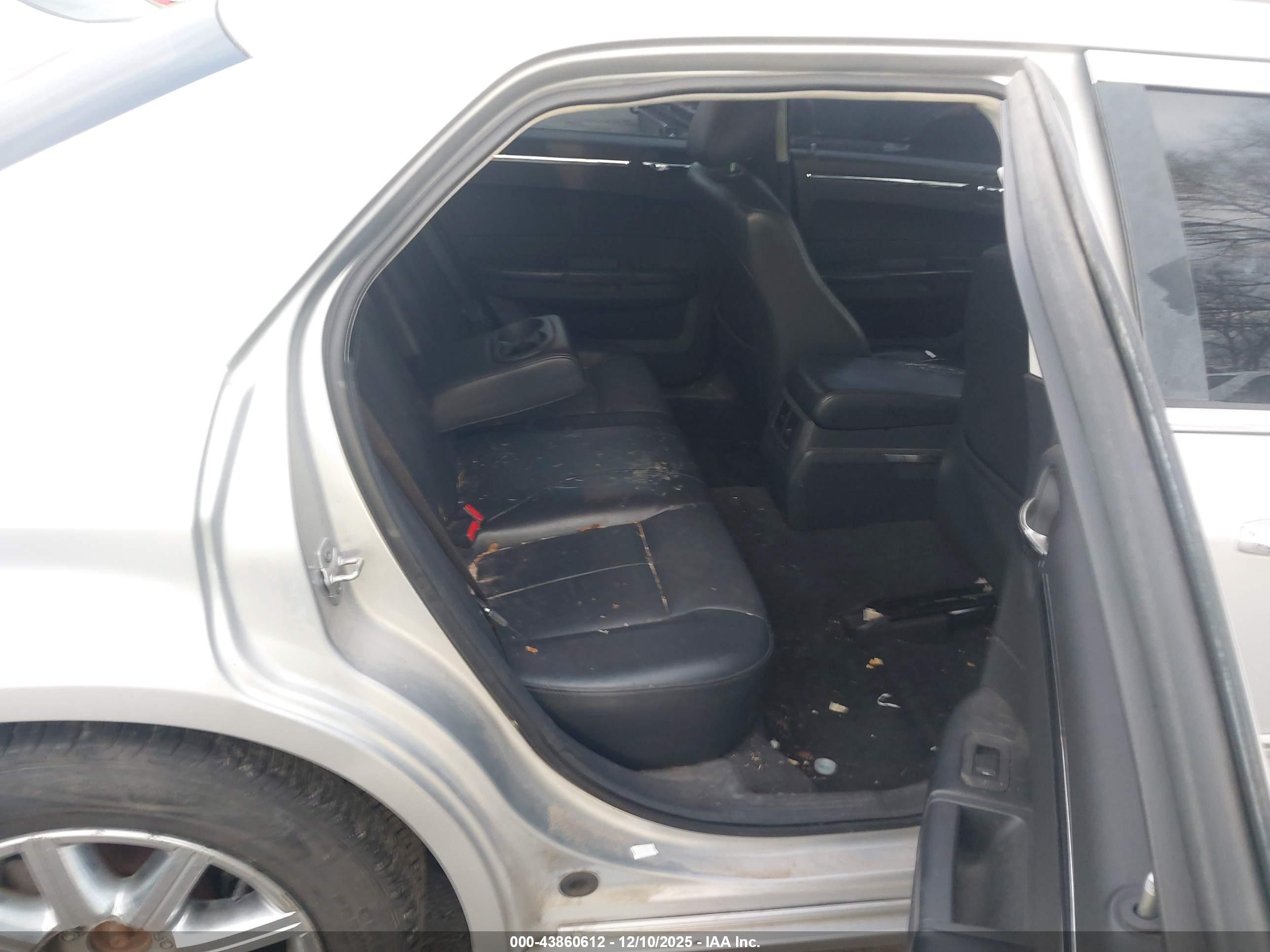 CHRYSLER 300 image 8