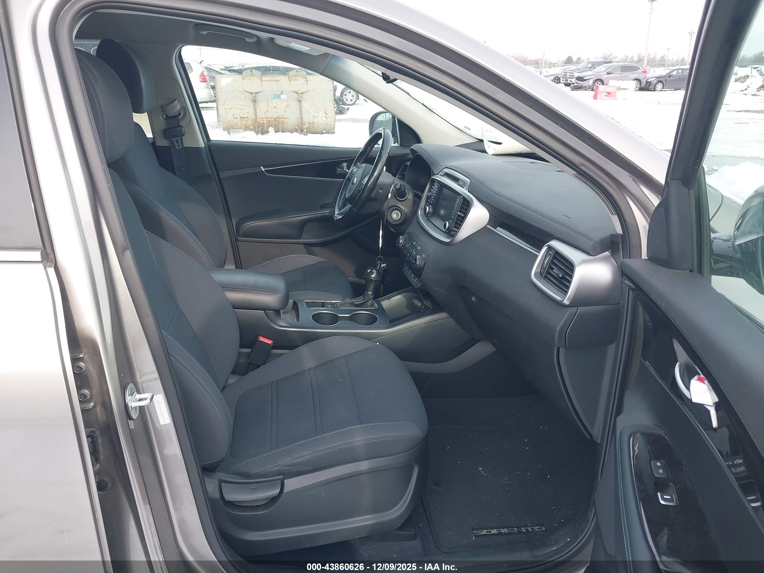 KIA SORENTO image 5