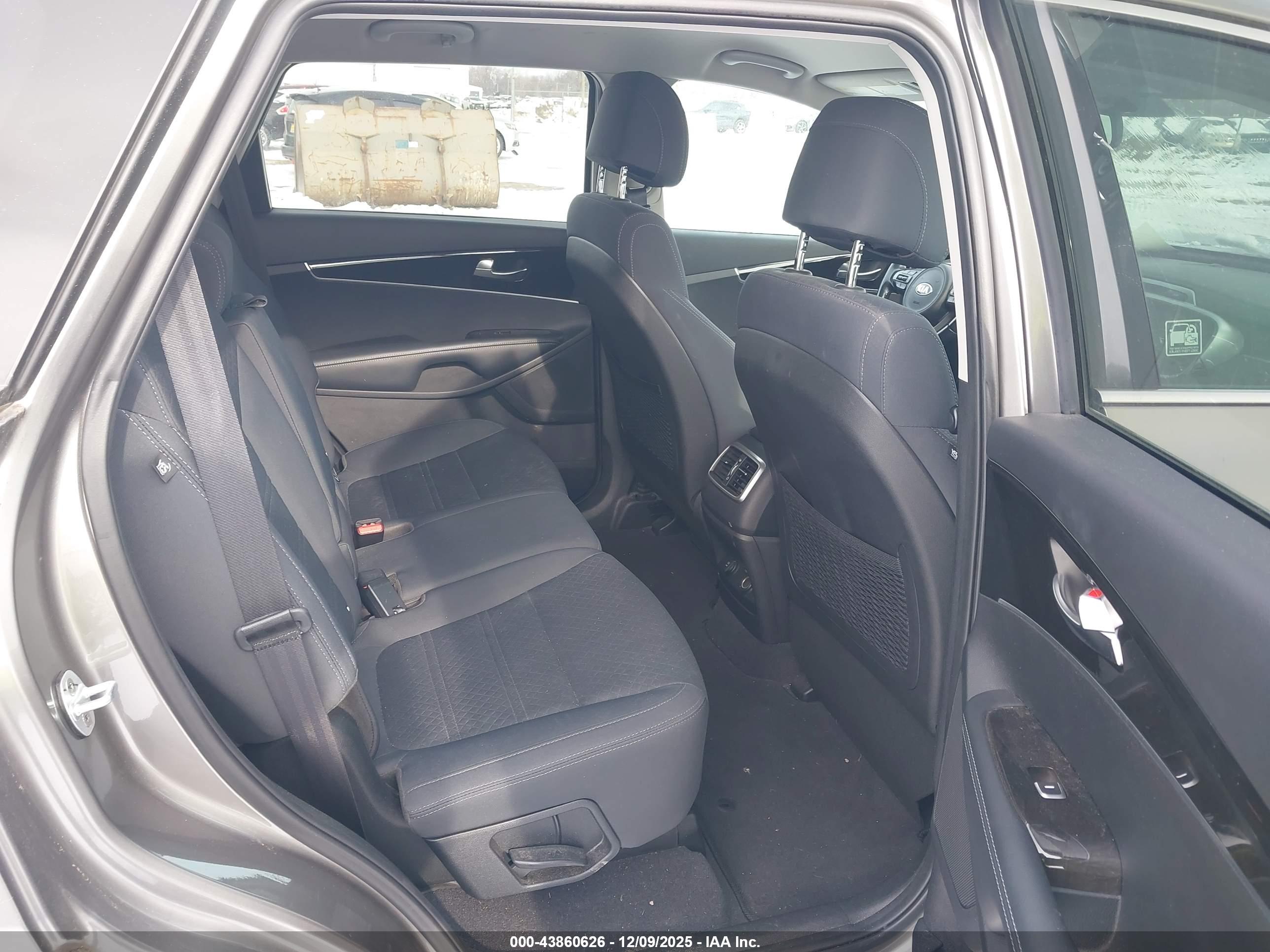 KIA SORENTO image 8