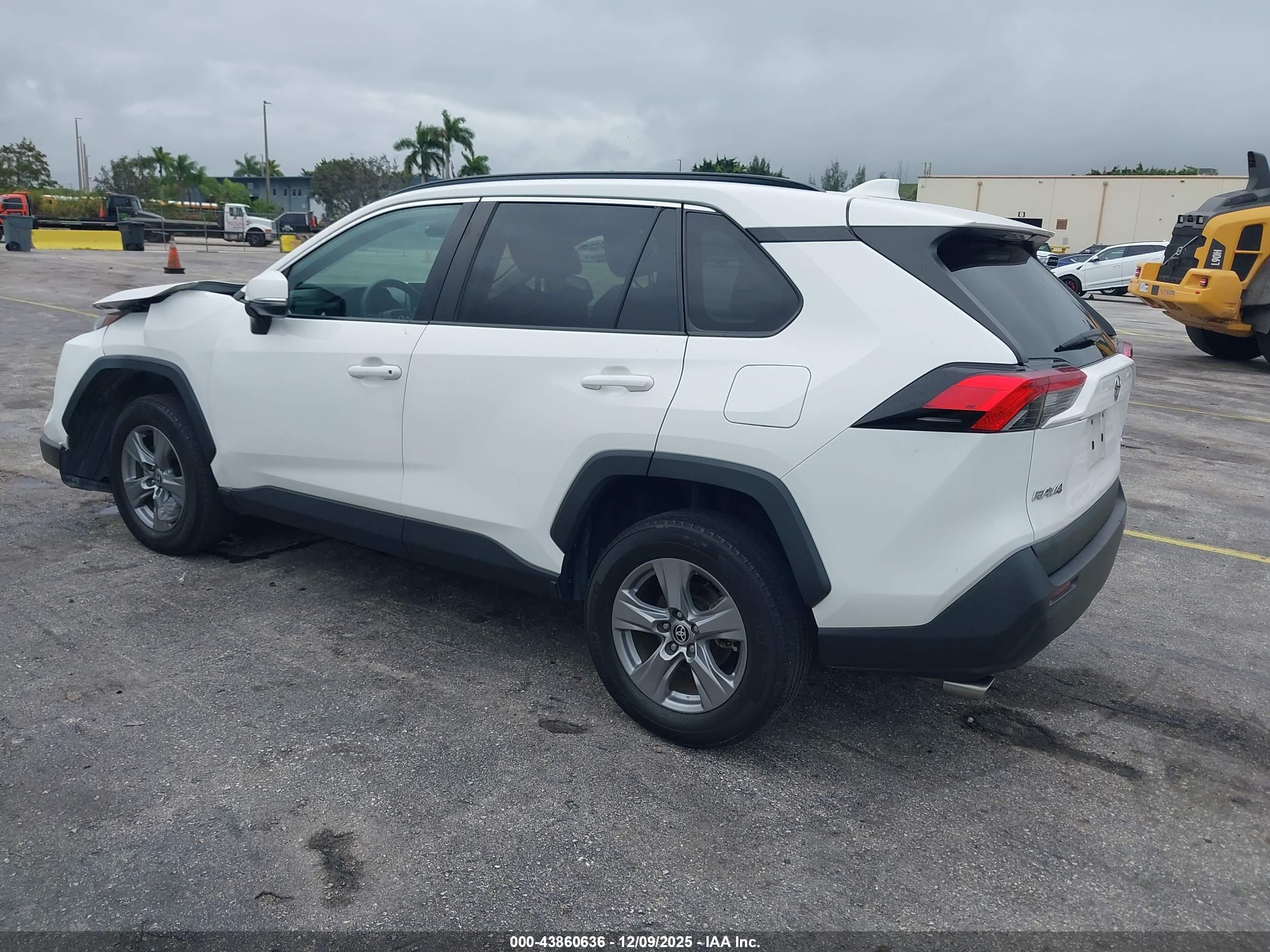 TOYOTA RAV4 image 3