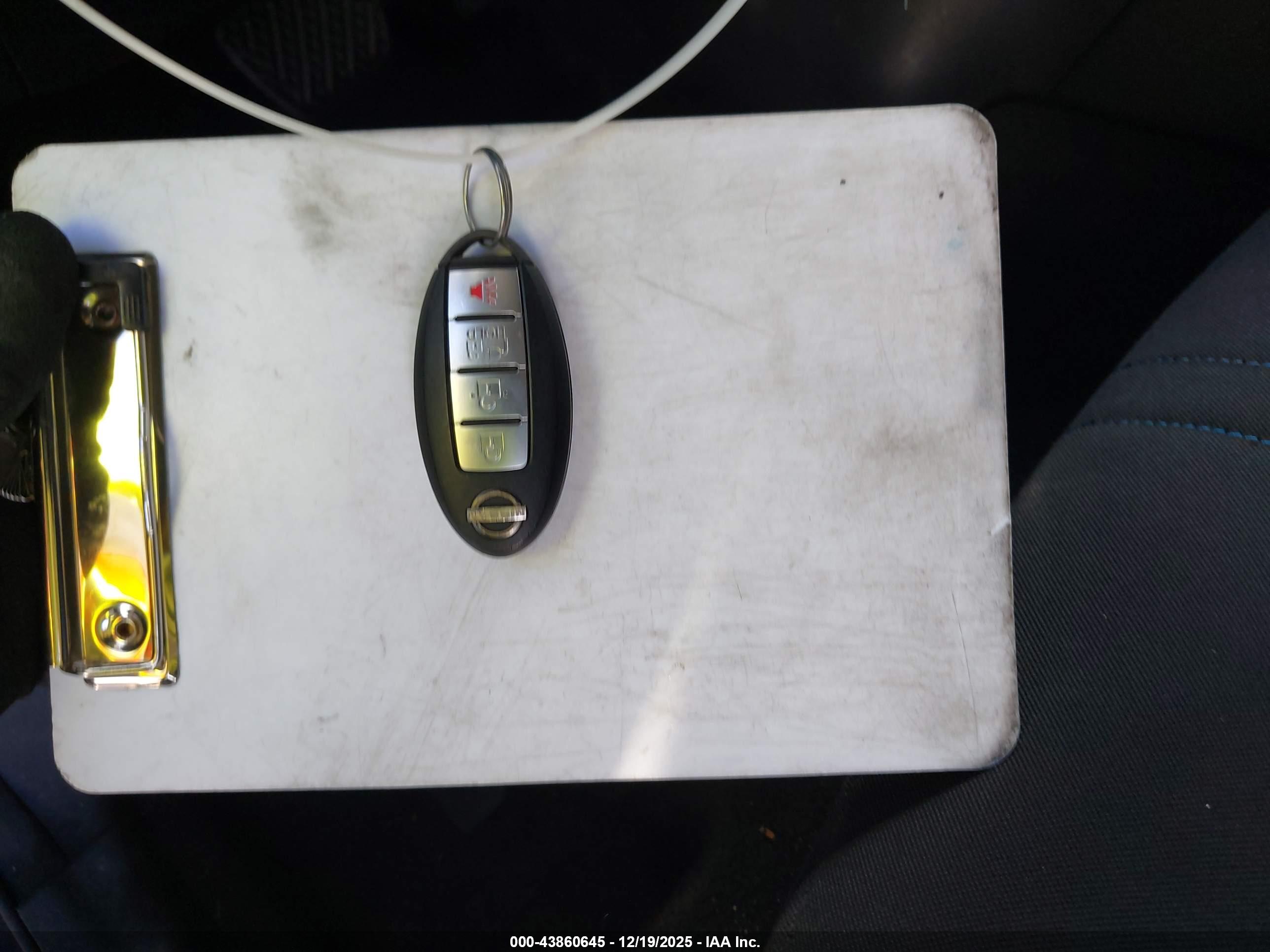 NISSAN LEAF image 11