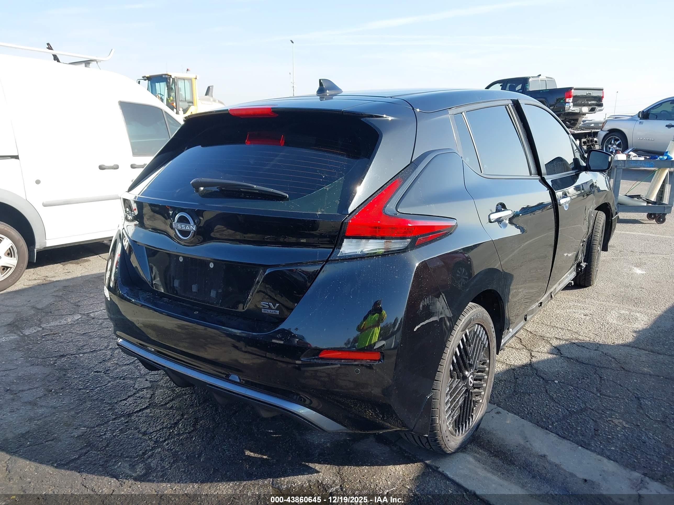 NISSAN LEAF image 4