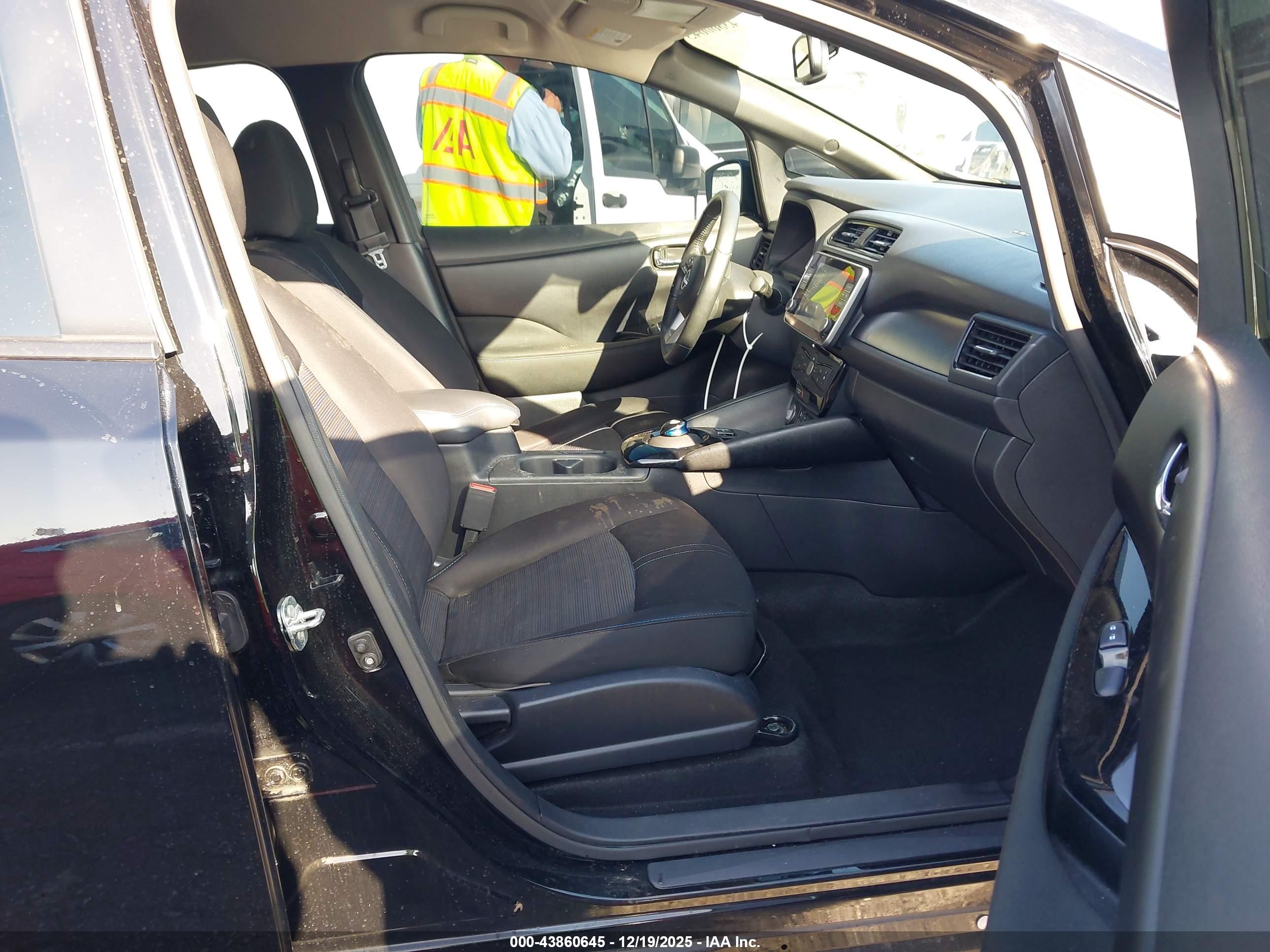 NISSAN LEAF image 5