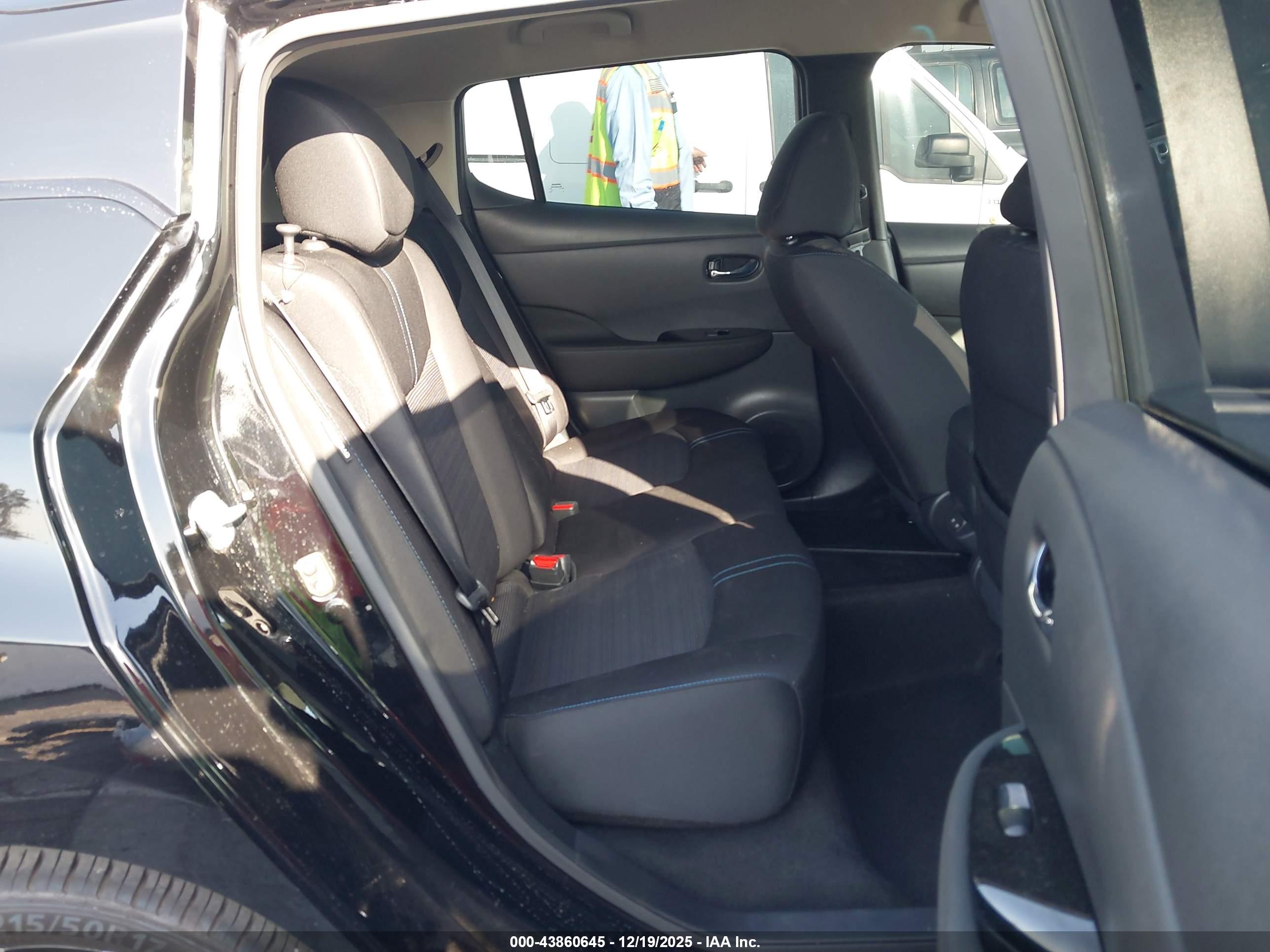 NISSAN LEAF image 8