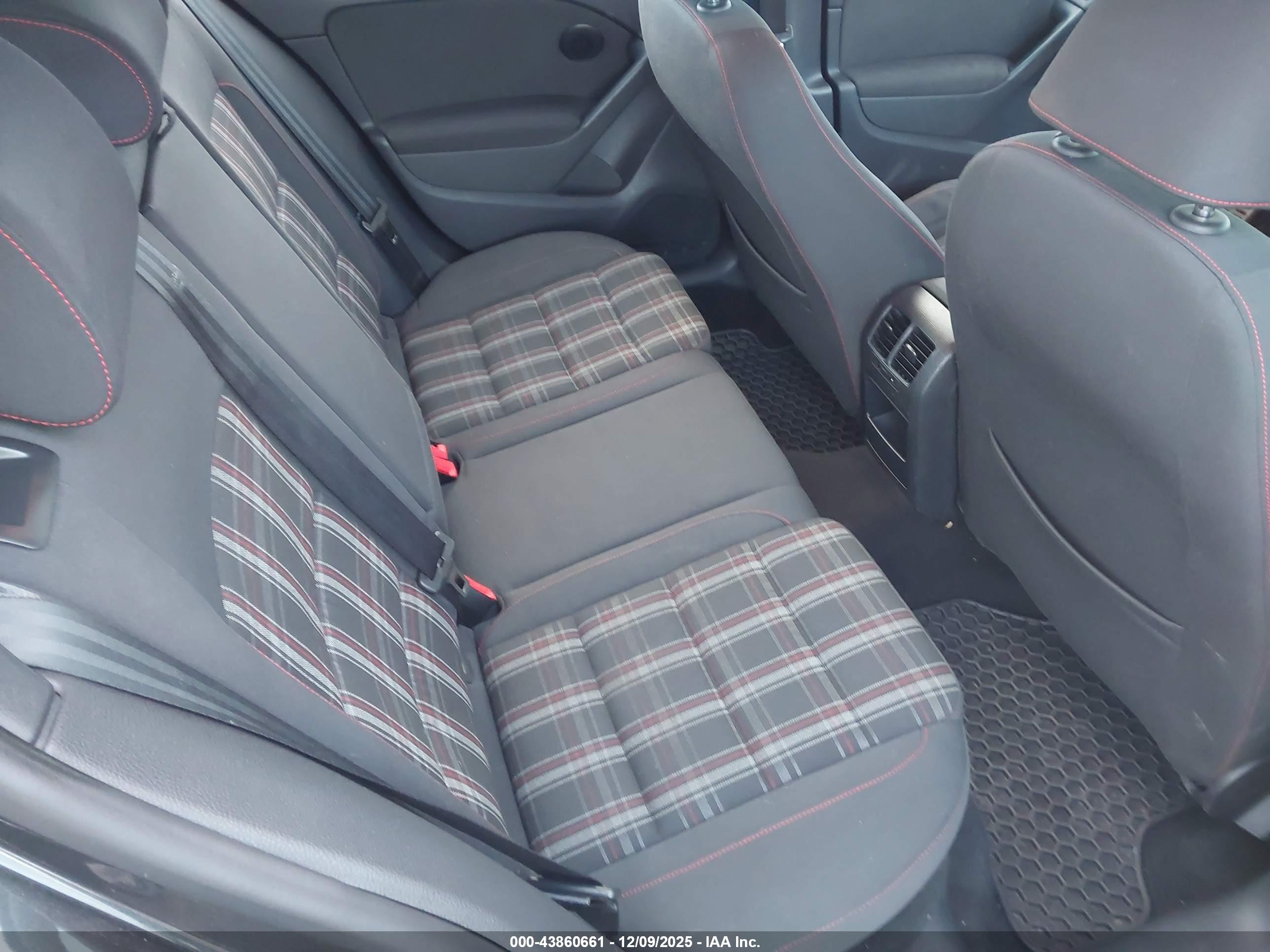 VOLKSWAGEN GTI image 8