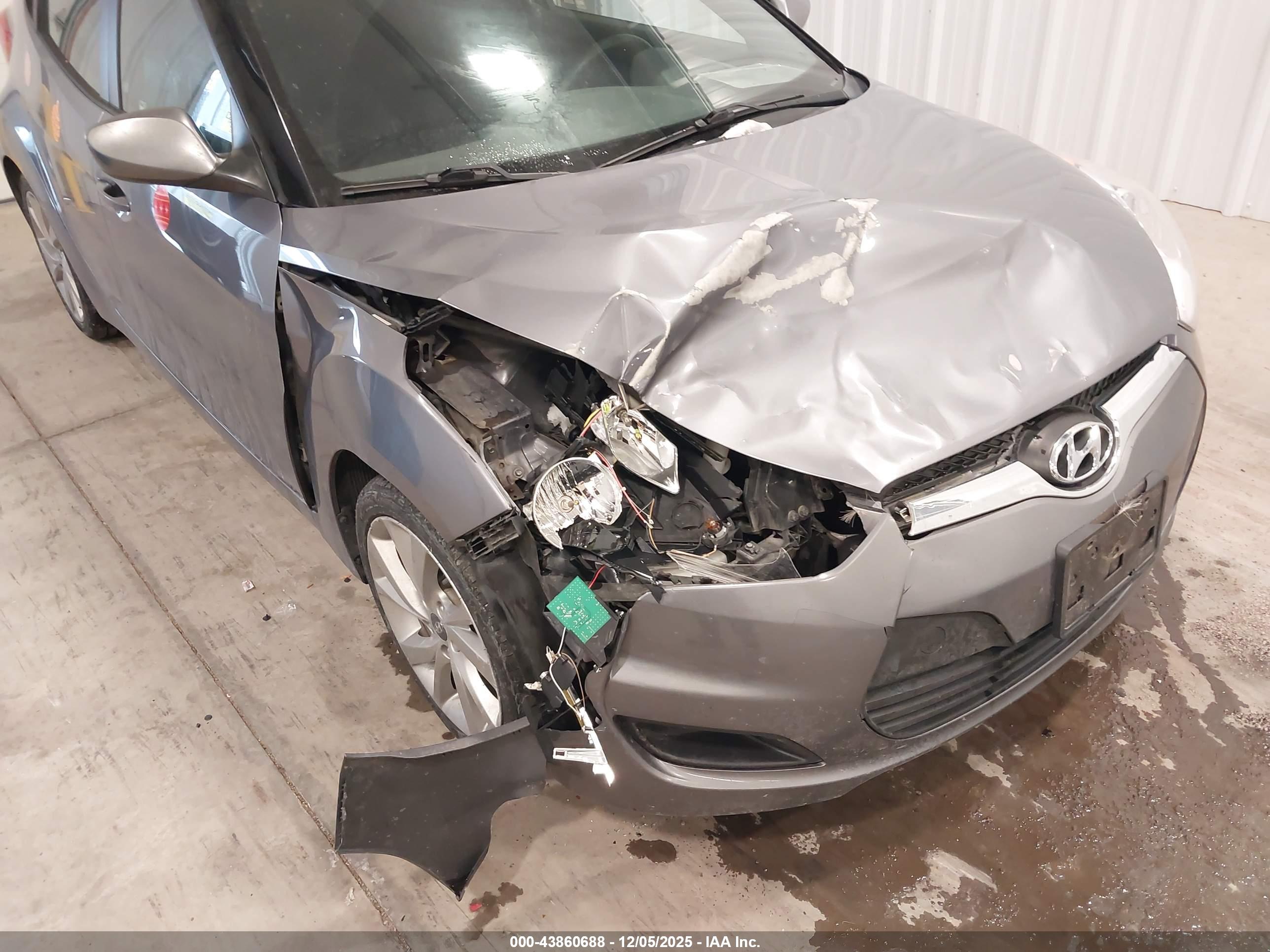HYUNDAI VELOSTER image 6