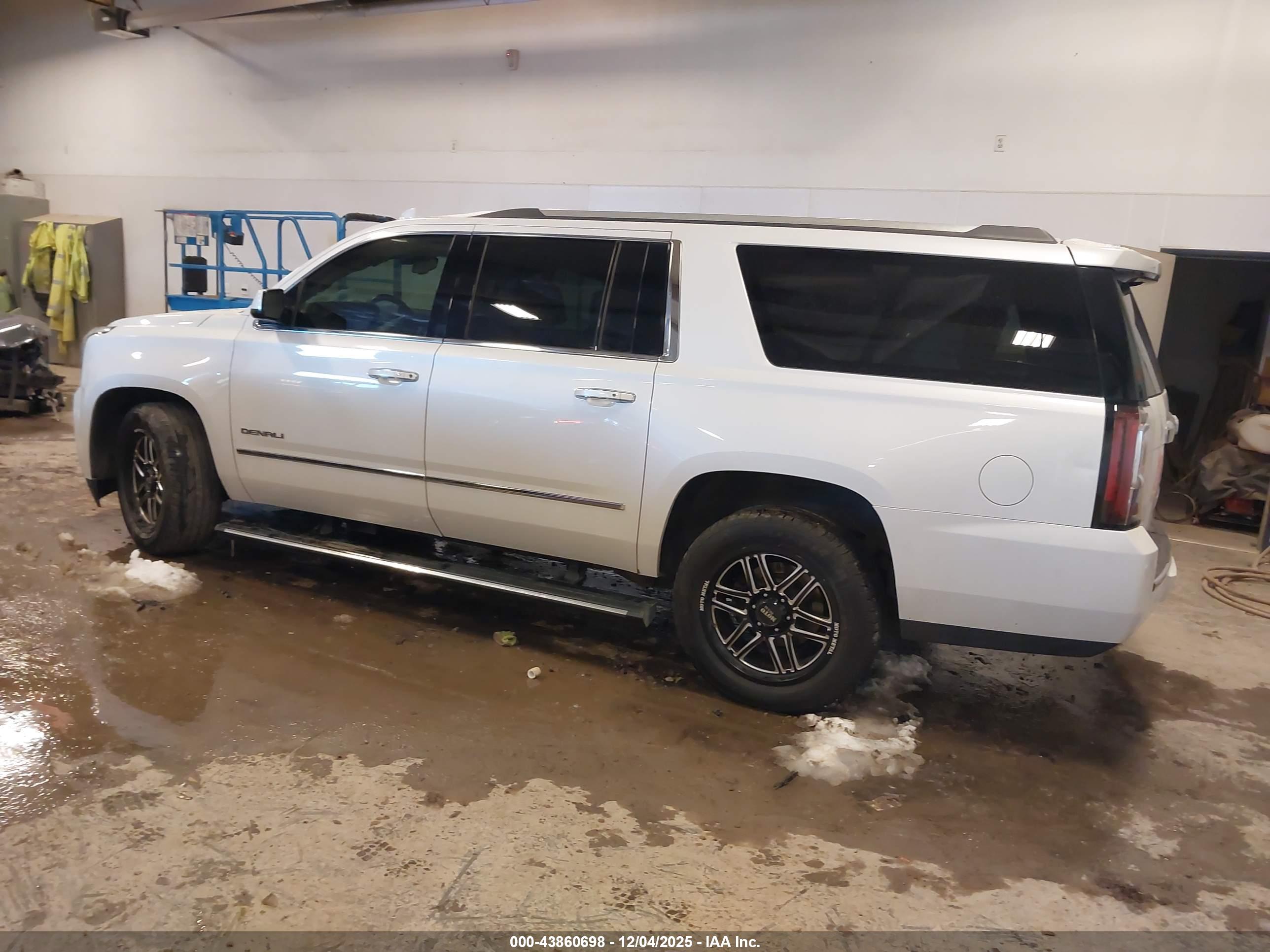 GMC YUKON image 3