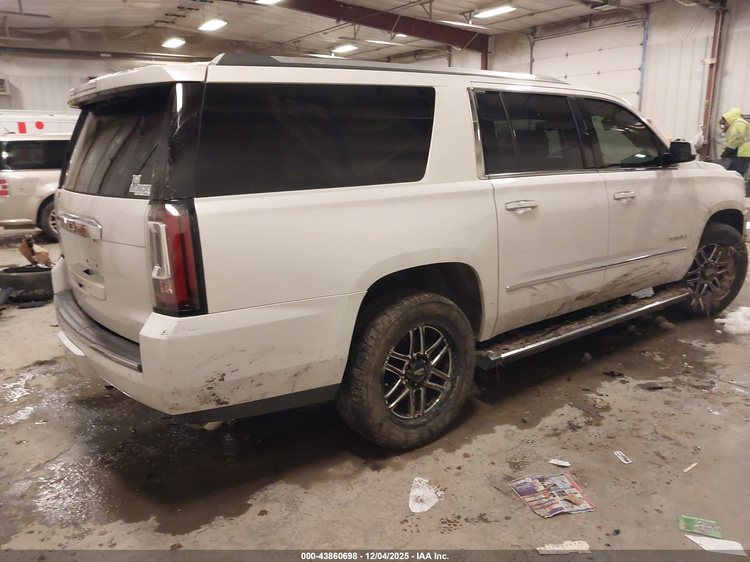 GMC YUKON image 4