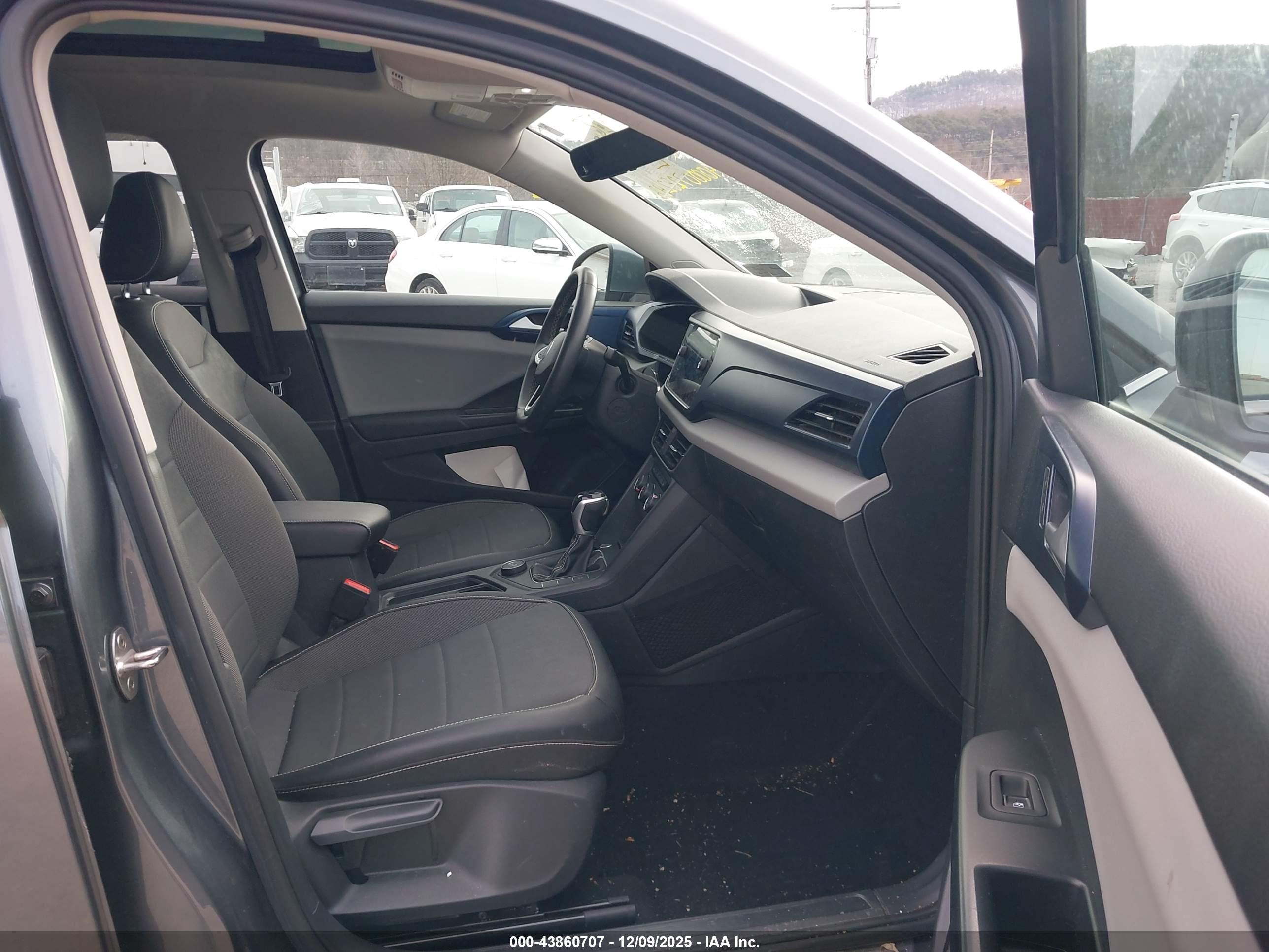 VOLKSWAGEN TAOS image 5