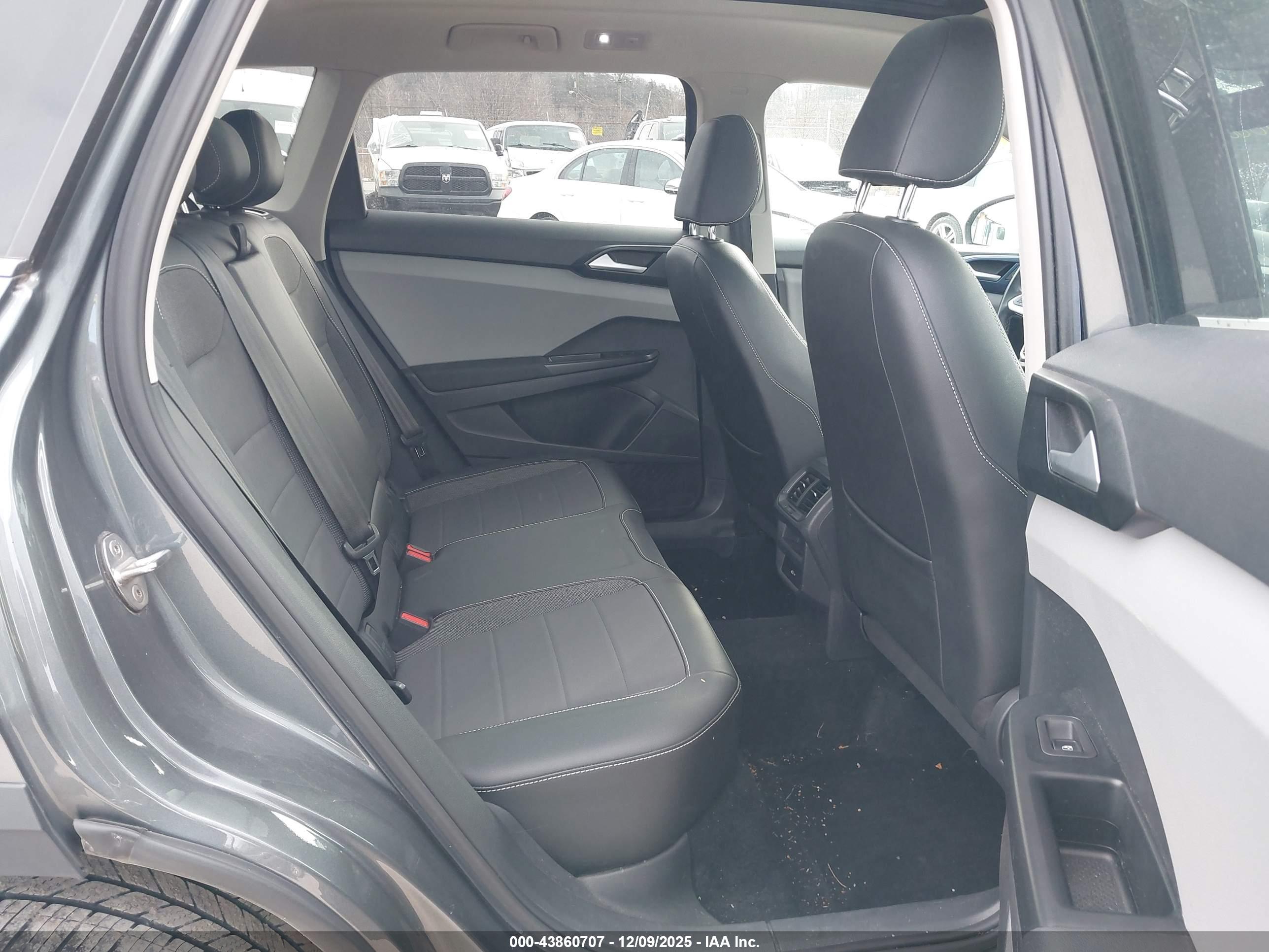 VOLKSWAGEN TAOS image 8