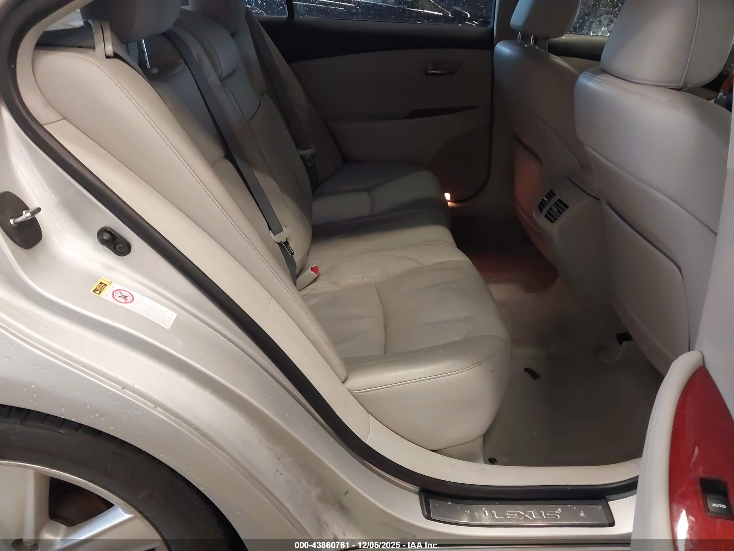 LEXUS ES image 8