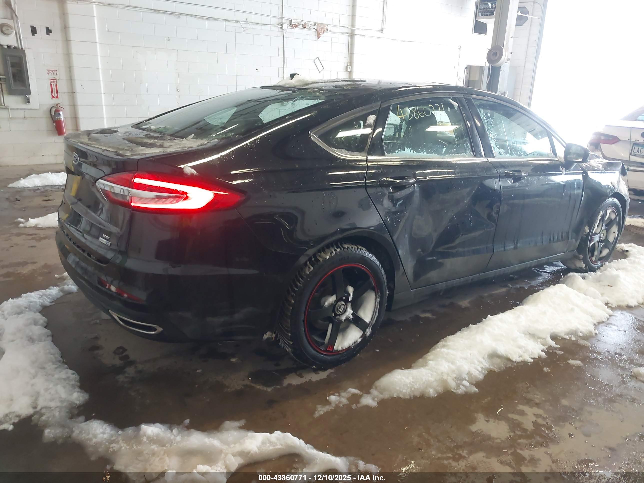 FORD FUSION image 4