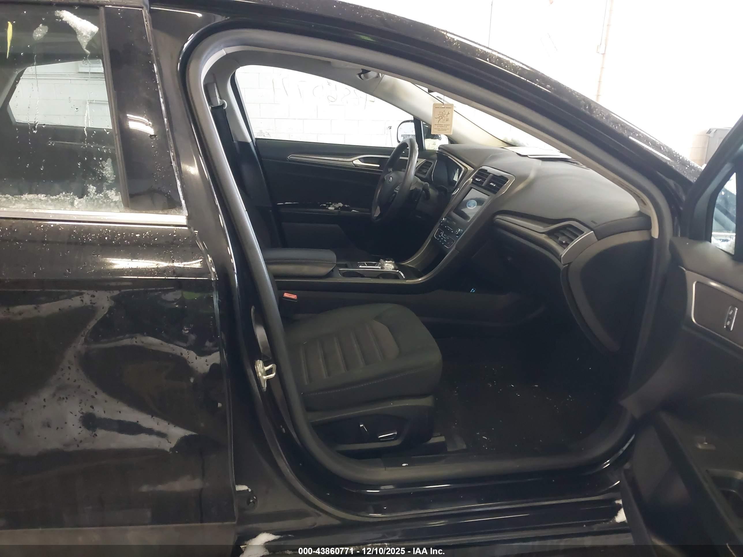 FORD FUSION image 5