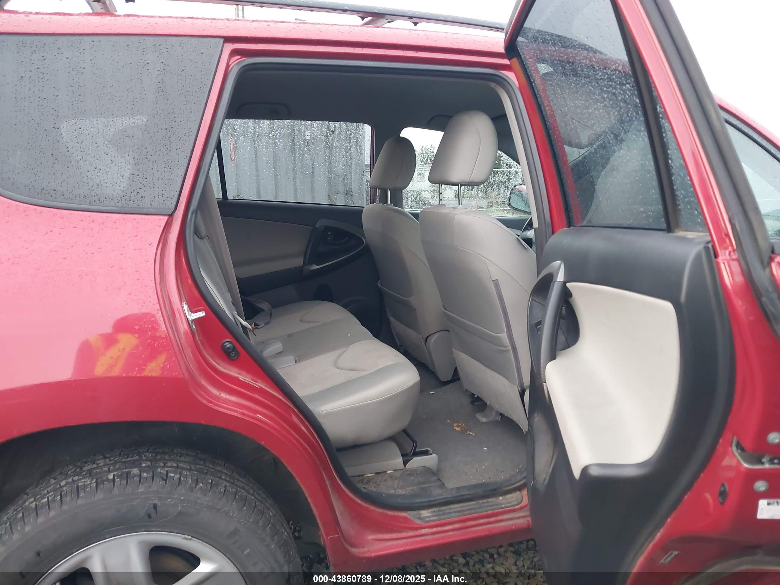 TOYOTA RAV4 image 8