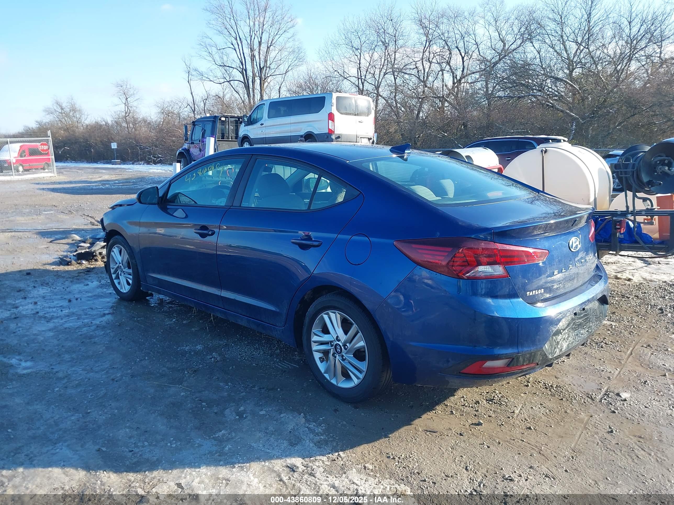 HYUNDAI ELANTRA image 3