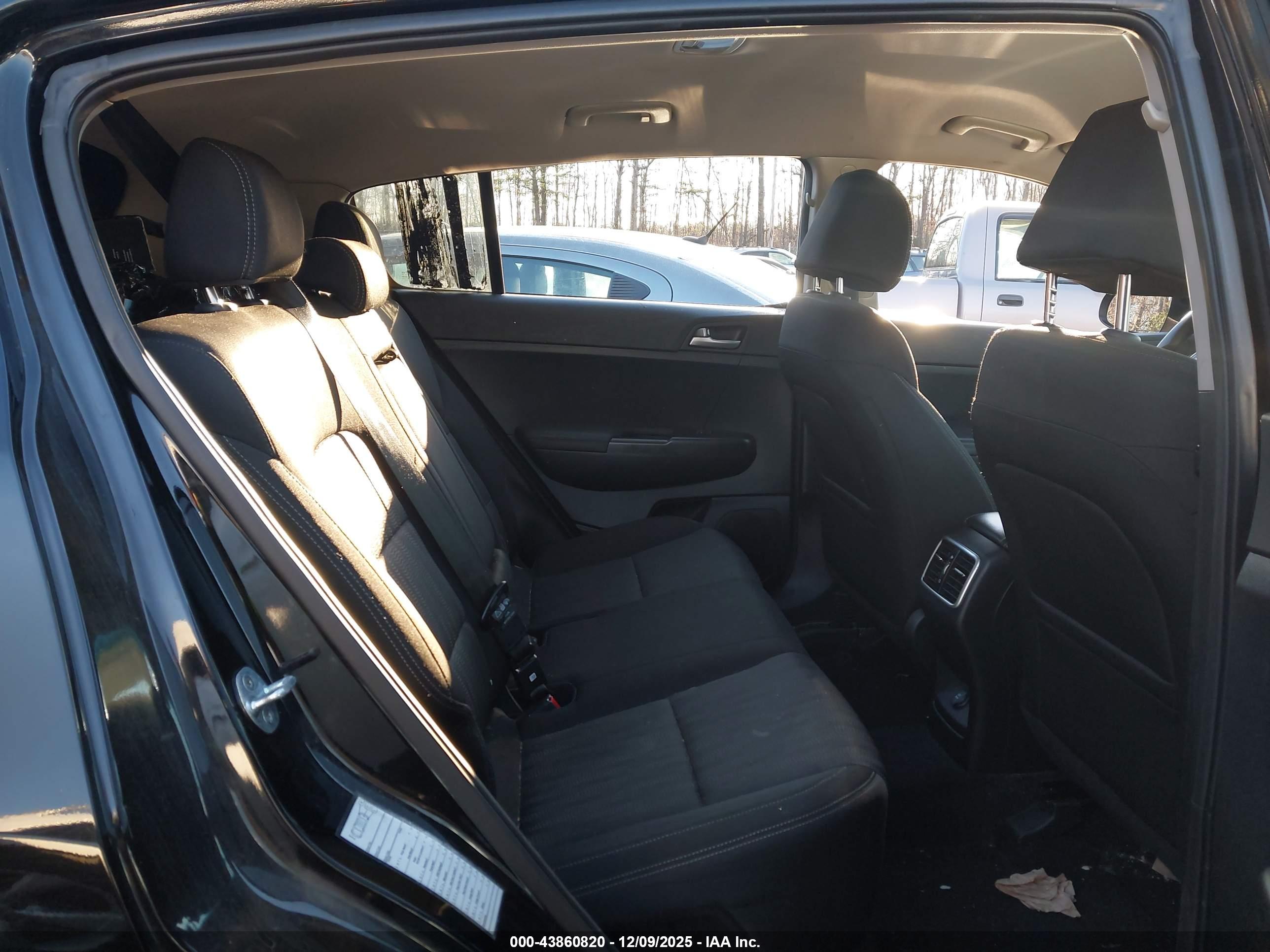 KIA SPORTAGE image 8