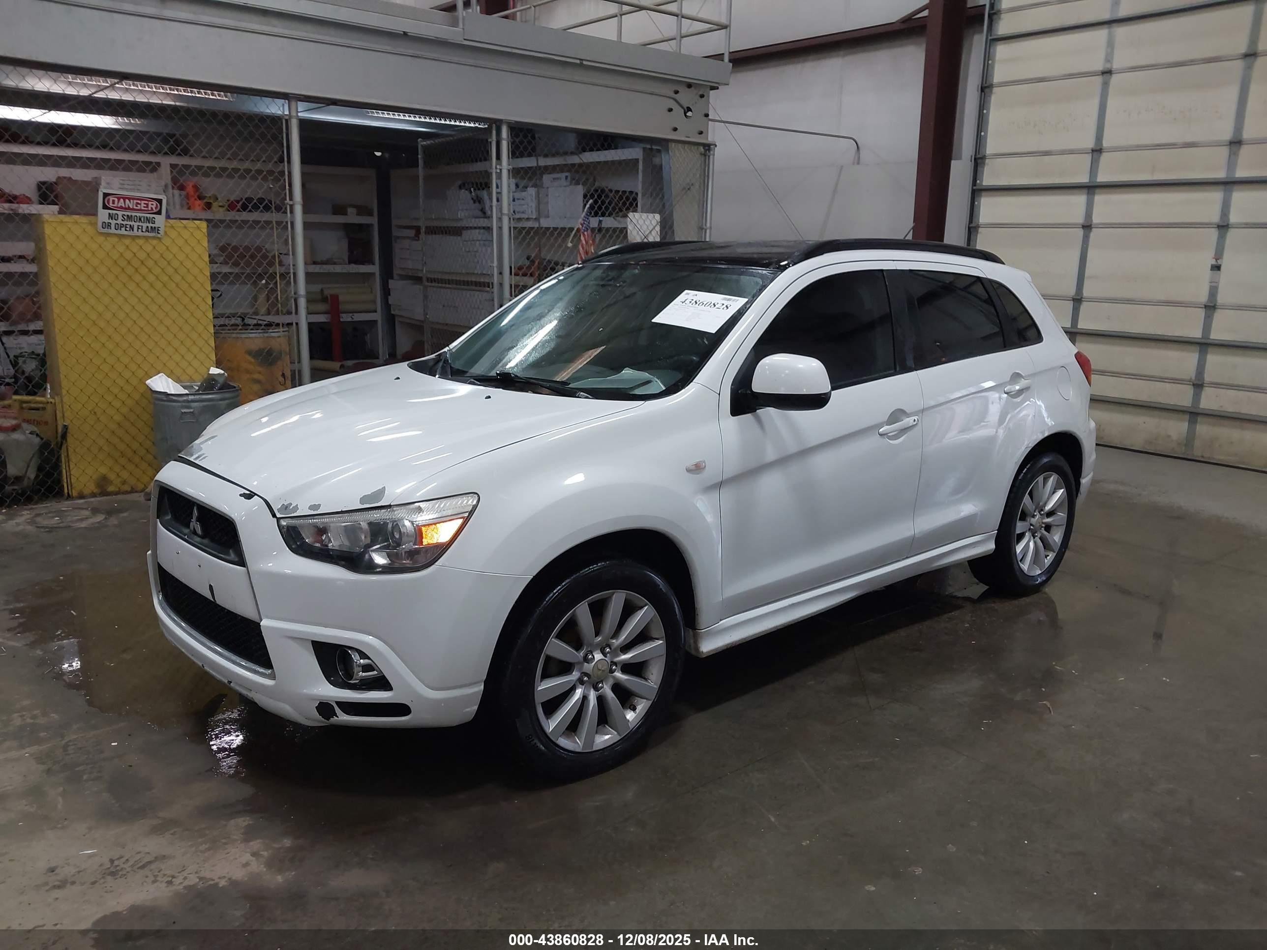 MITSUBISHI OUTLANDER image 2