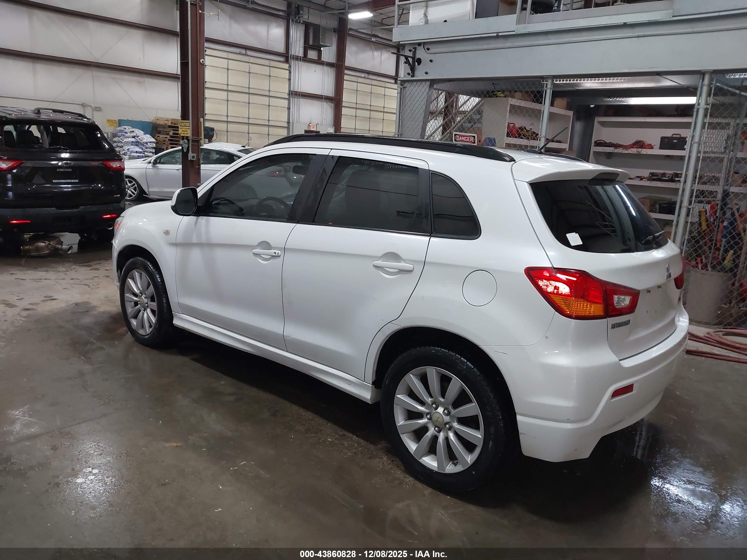 MITSUBISHI OUTLANDER image 3