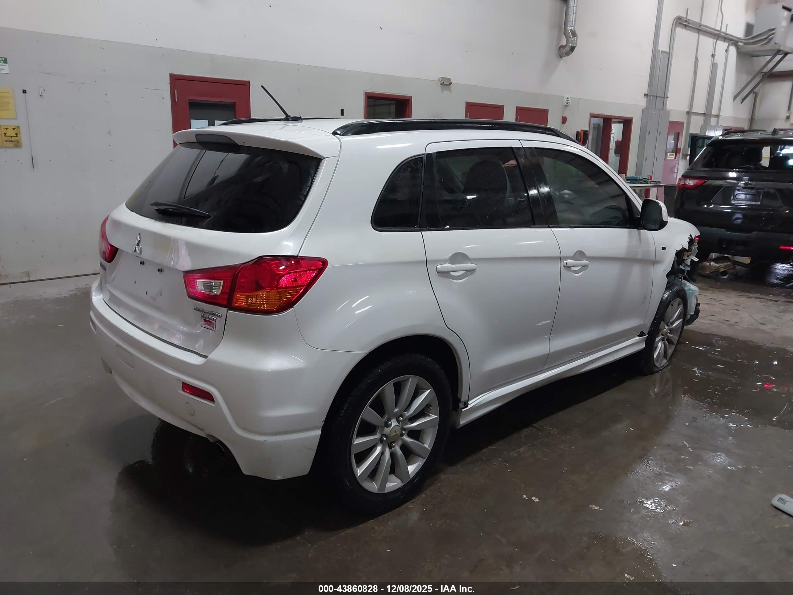 MITSUBISHI OUTLANDER image 4
