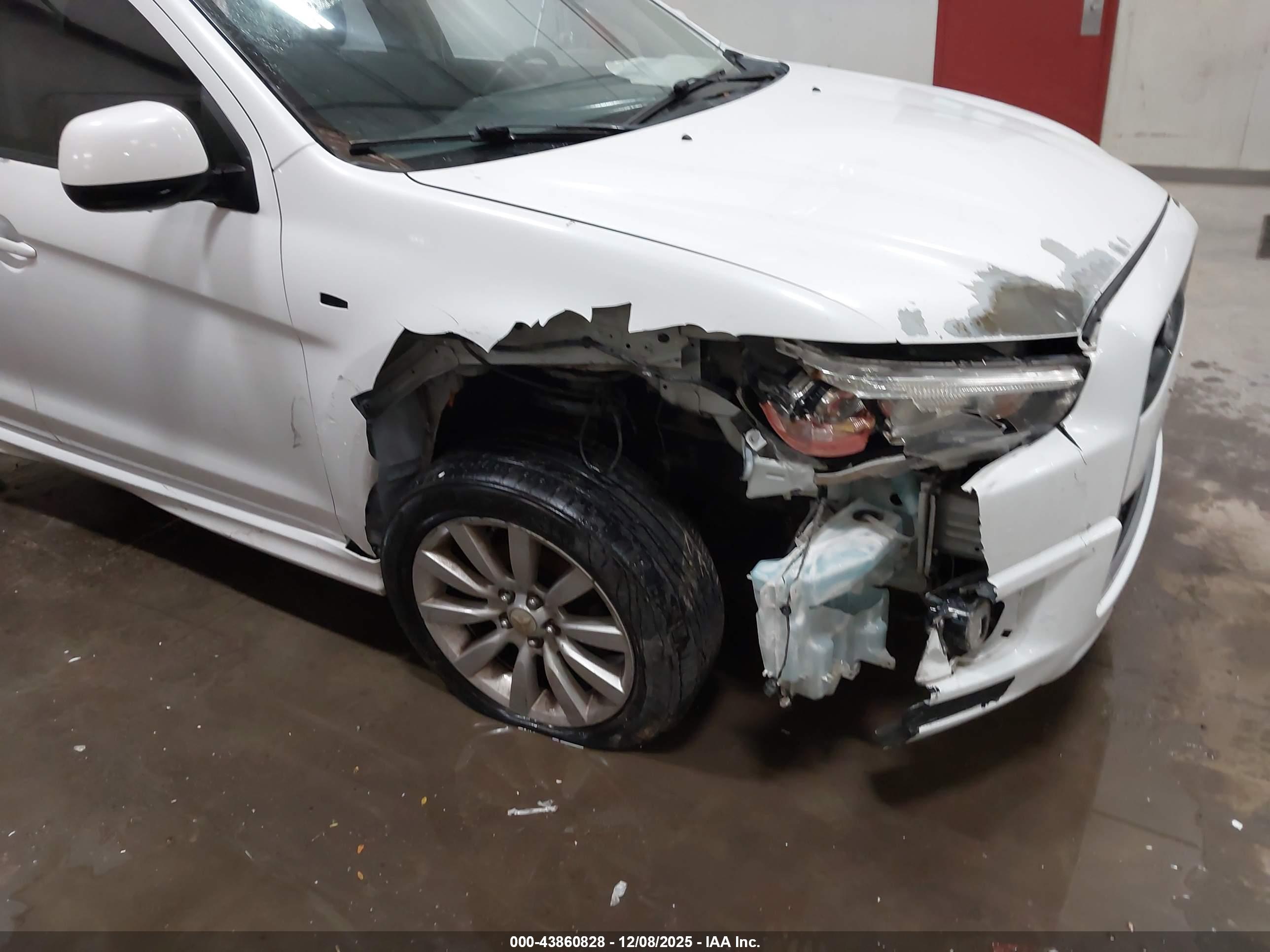 MITSUBISHI OUTLANDER image 6