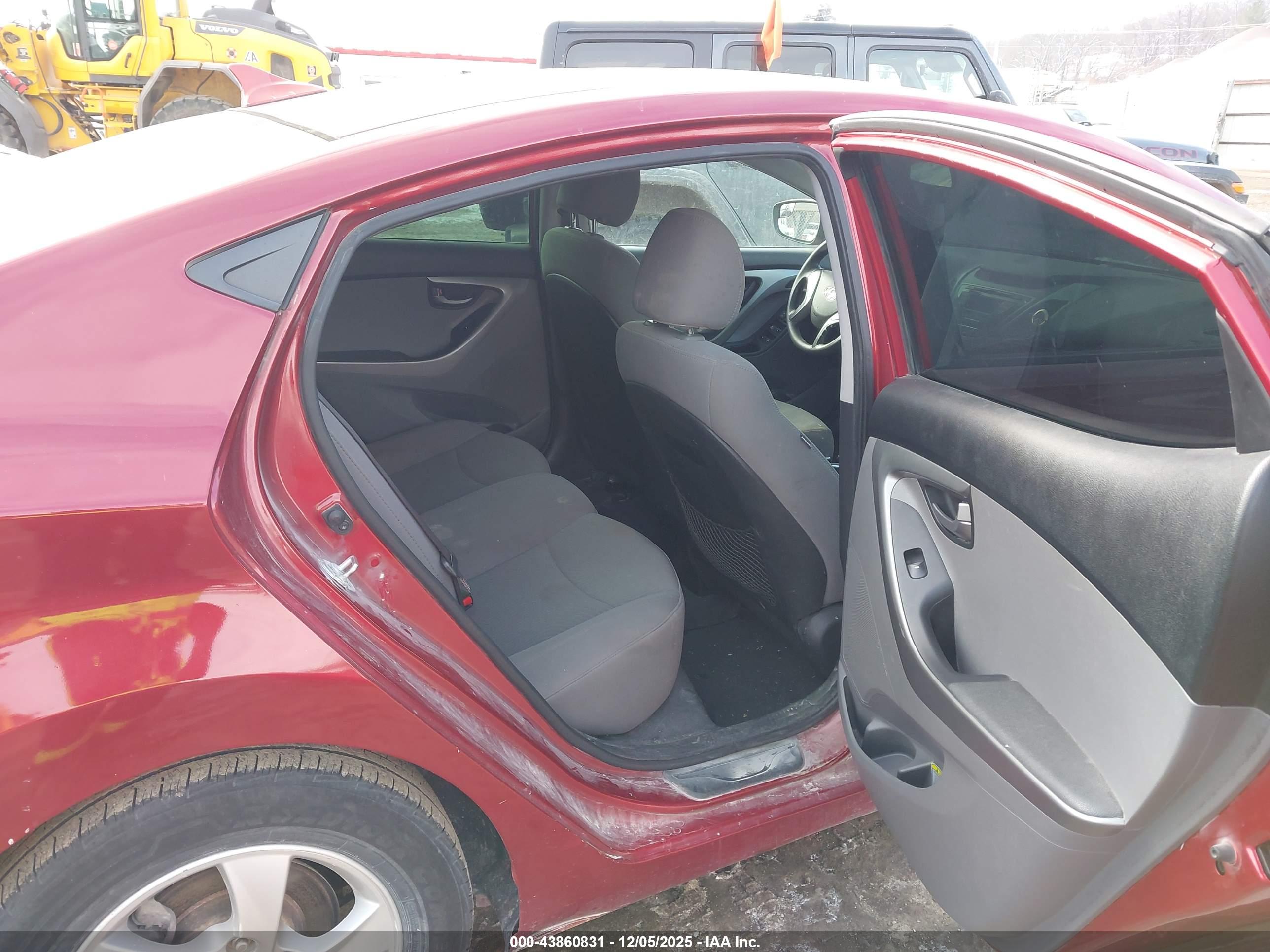 HYUNDAI ELANTRA image 8