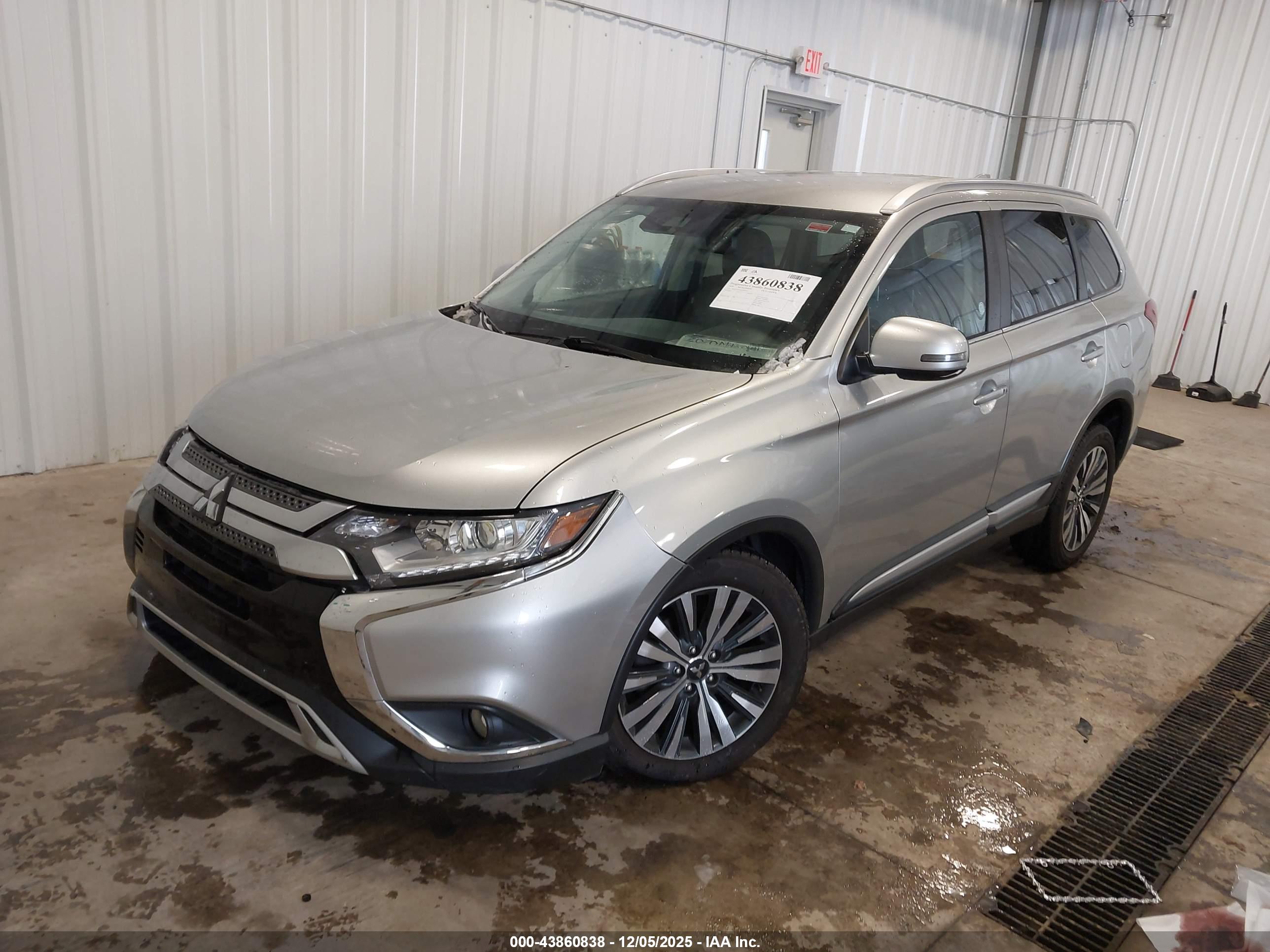 MITSUBISHI OUTLANDER image 2