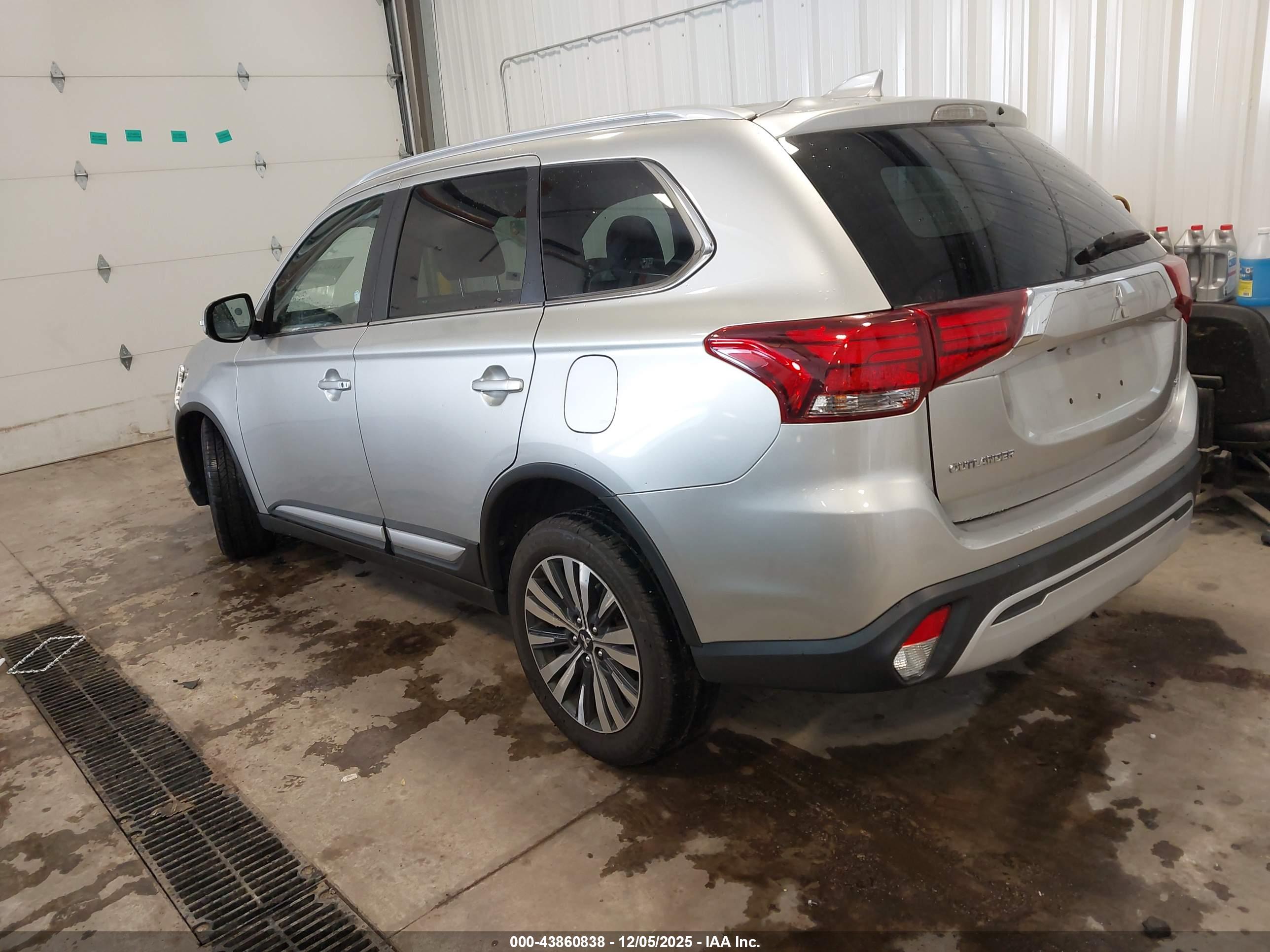 MITSUBISHI OUTLANDER image 3