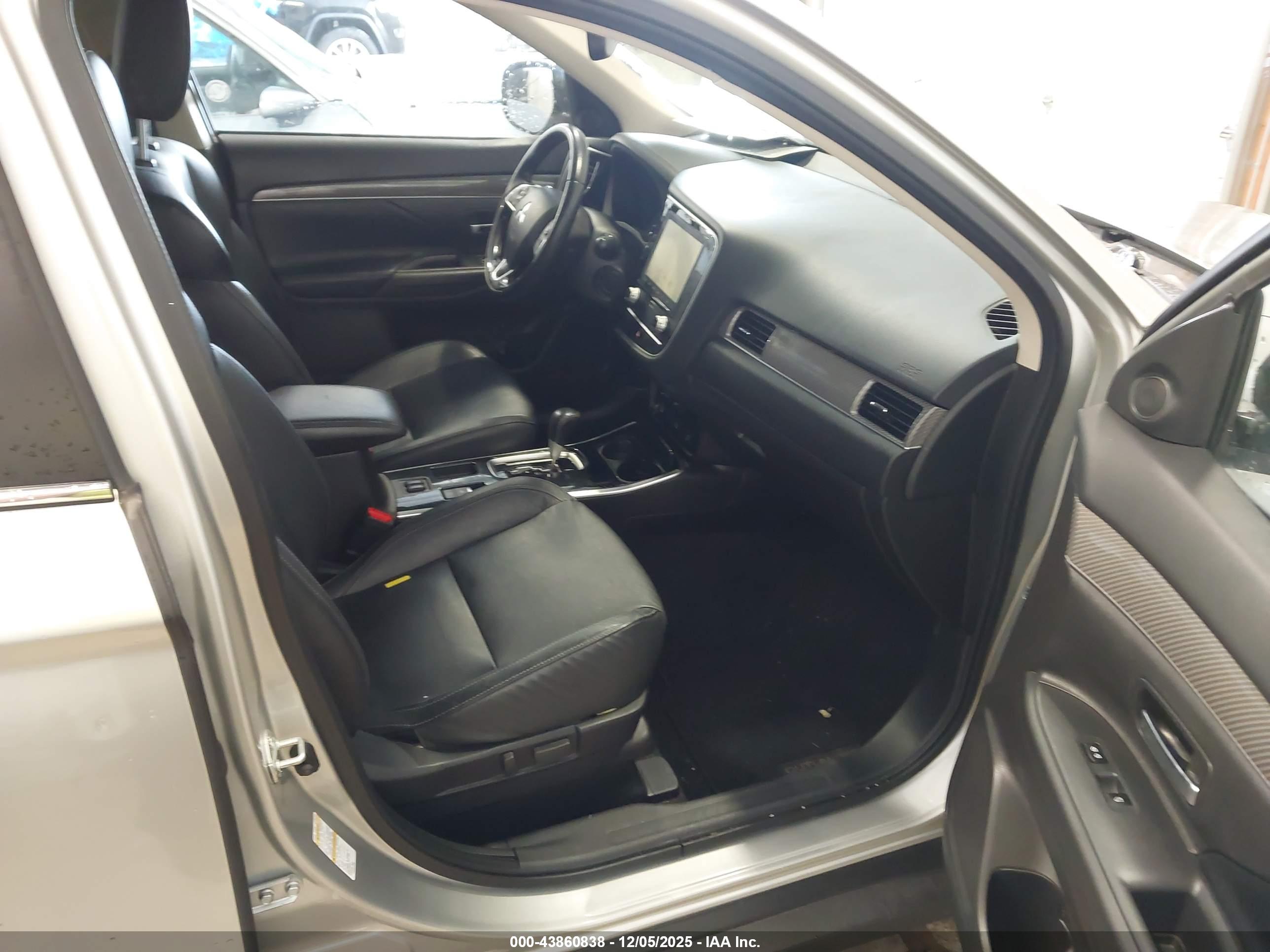 MITSUBISHI OUTLANDER image 5