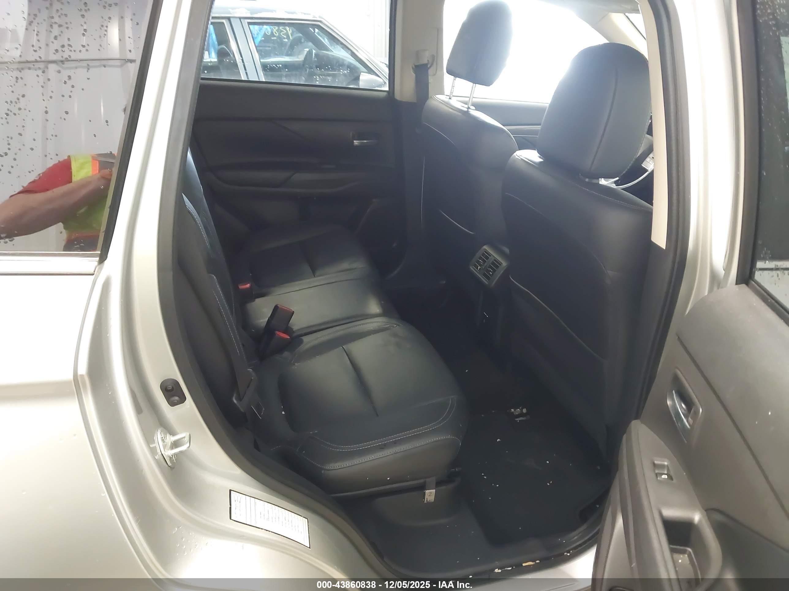MITSUBISHI OUTLANDER image 8