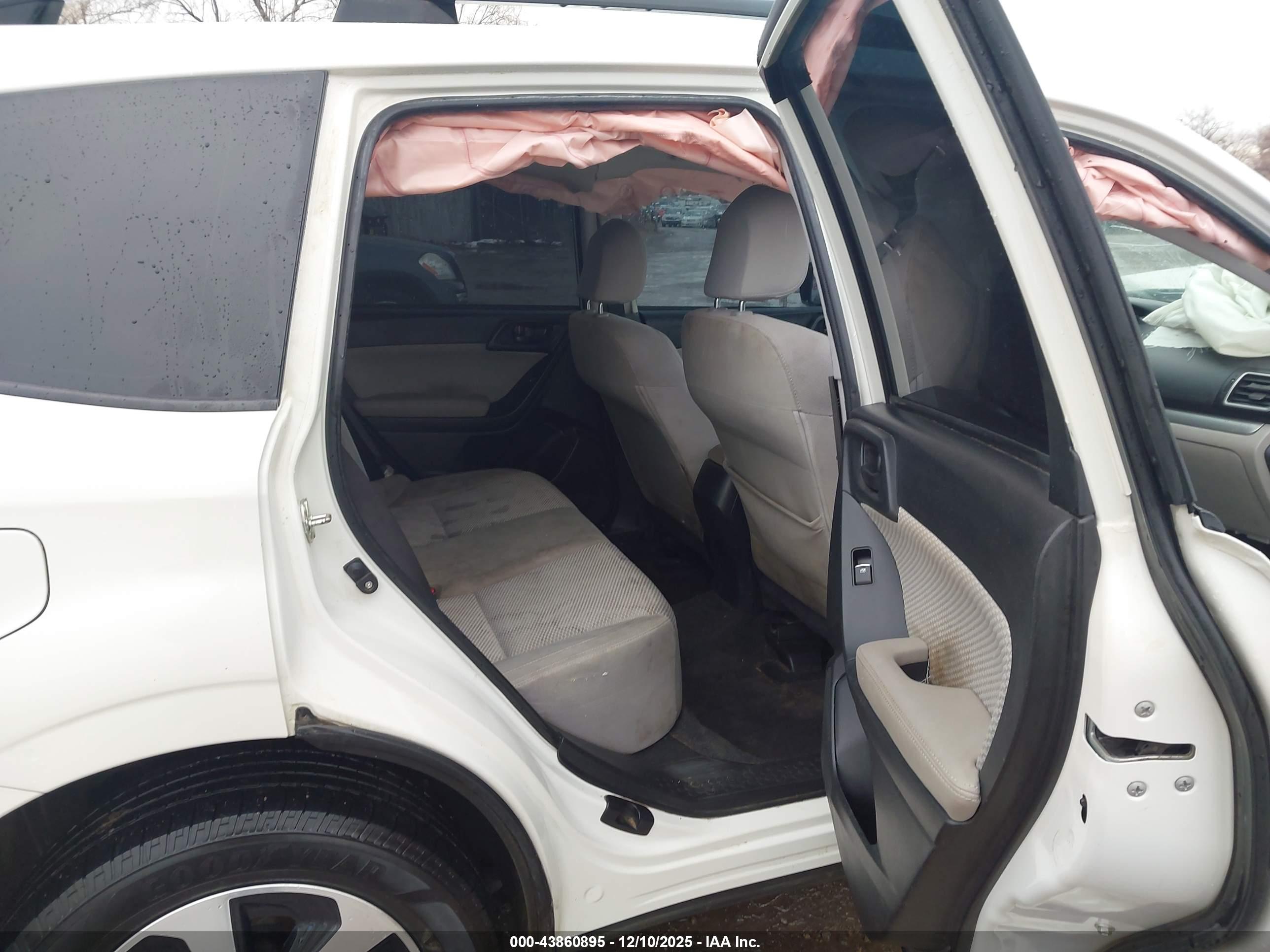 SUBARU FORESTER image 8