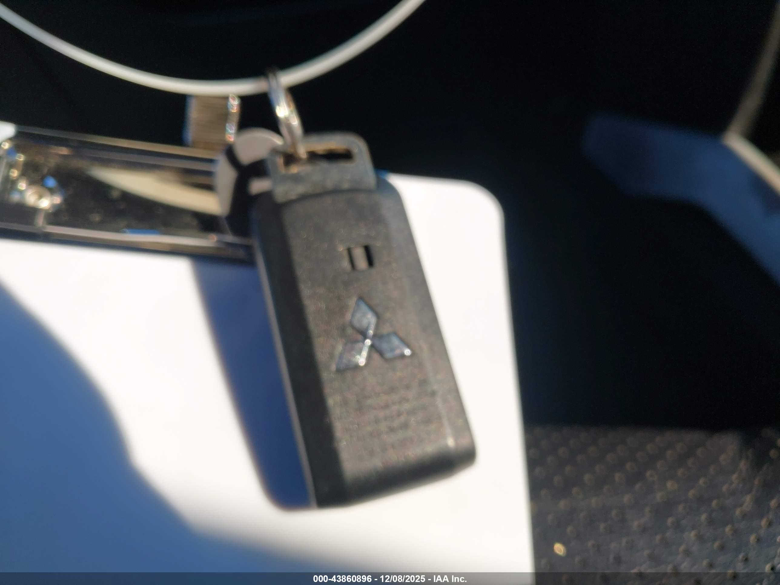 MITSUBISHI OUTLANDER image 11
