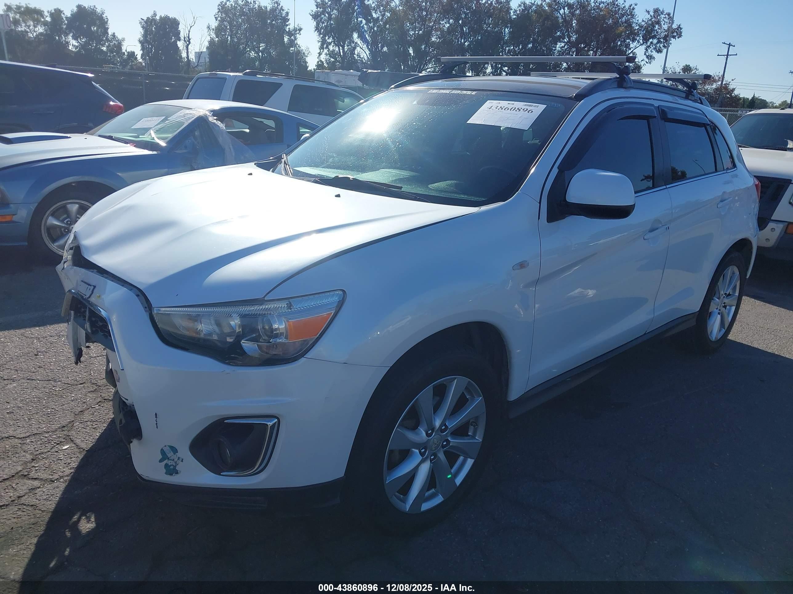 MITSUBISHI OUTLANDER image 2