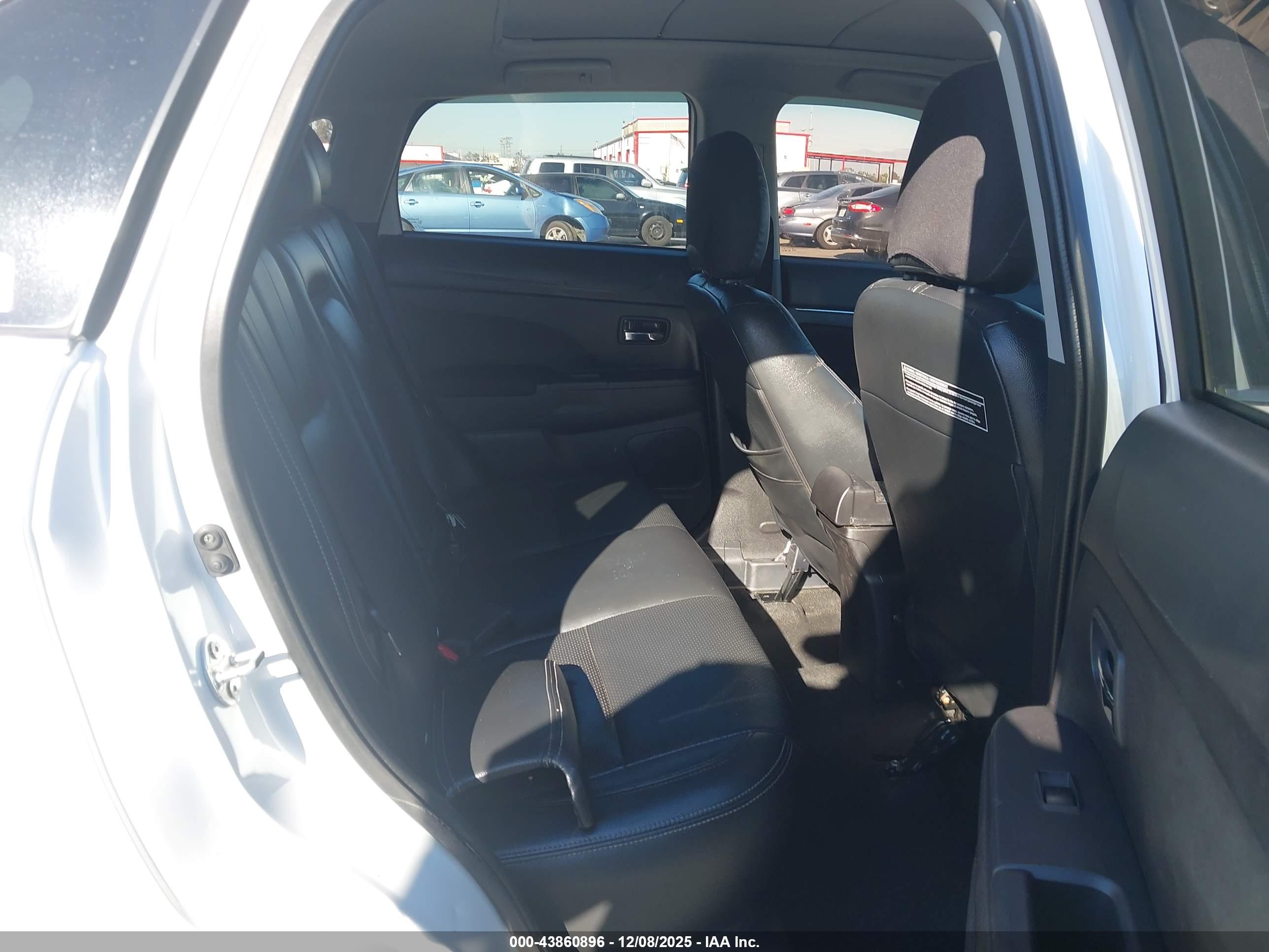 MITSUBISHI OUTLANDER image 8