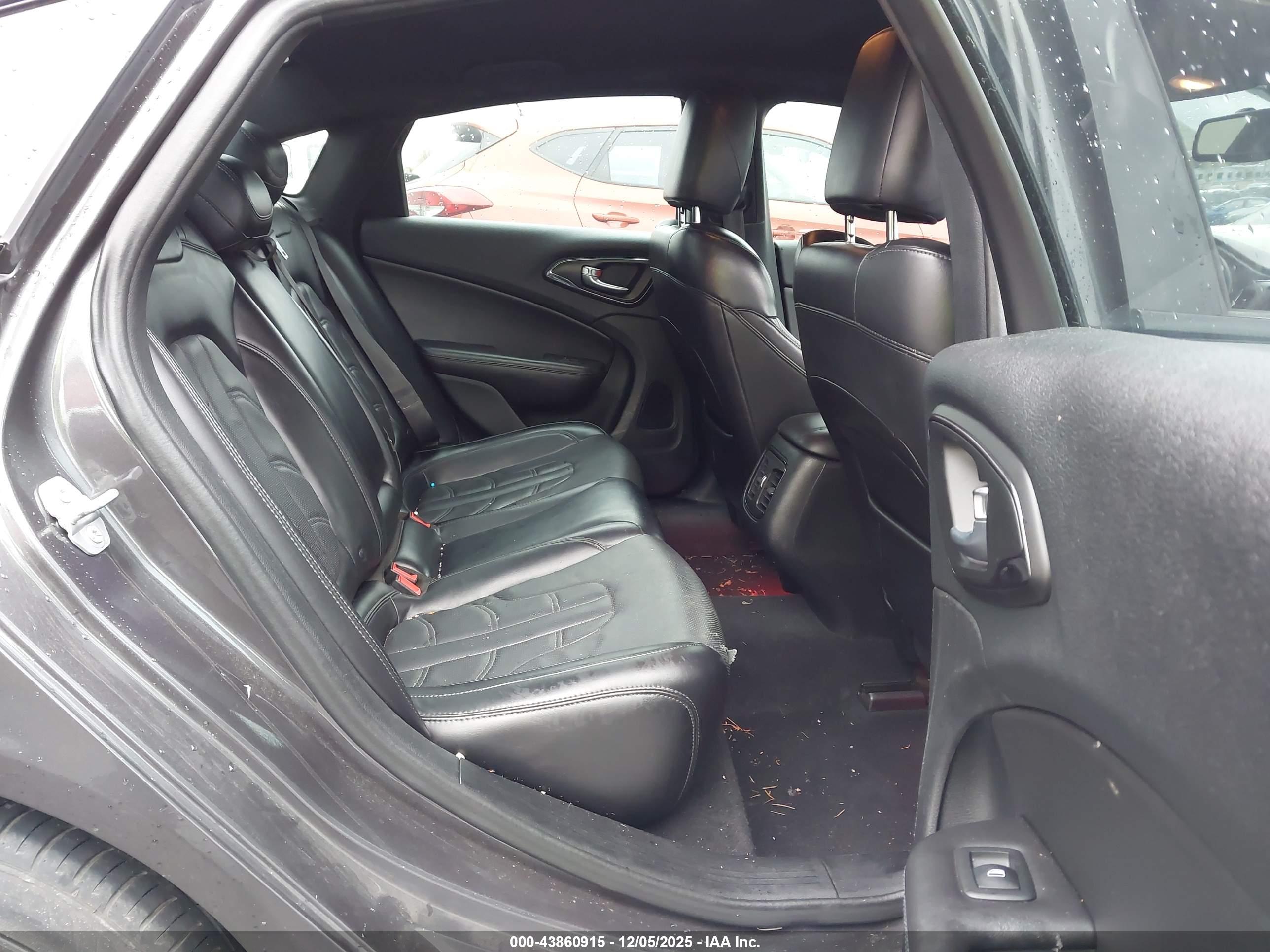 CHRYSLER 200 image 8
