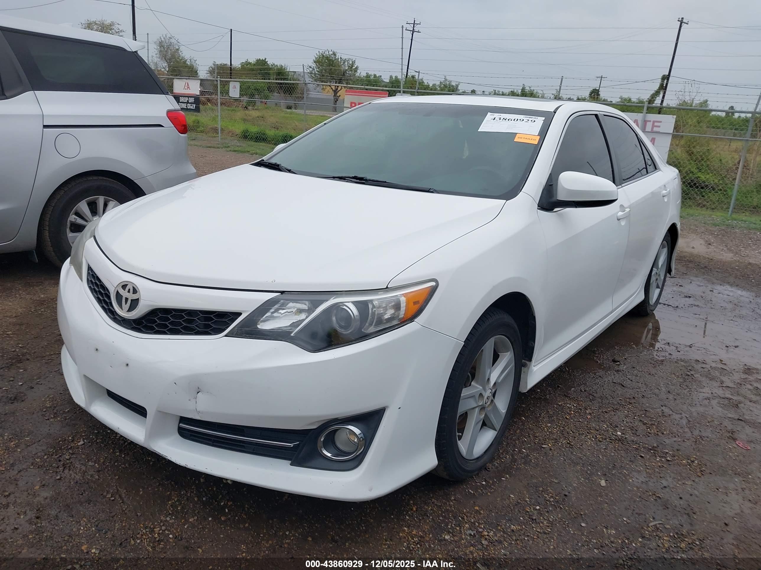 TOYOTA CAMRY image 2