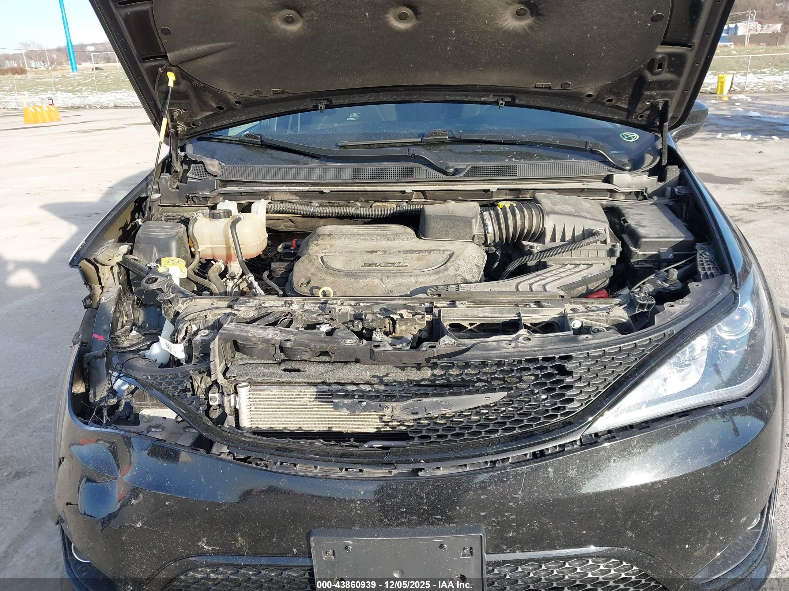 CHRYSLER PACIFICA image 10