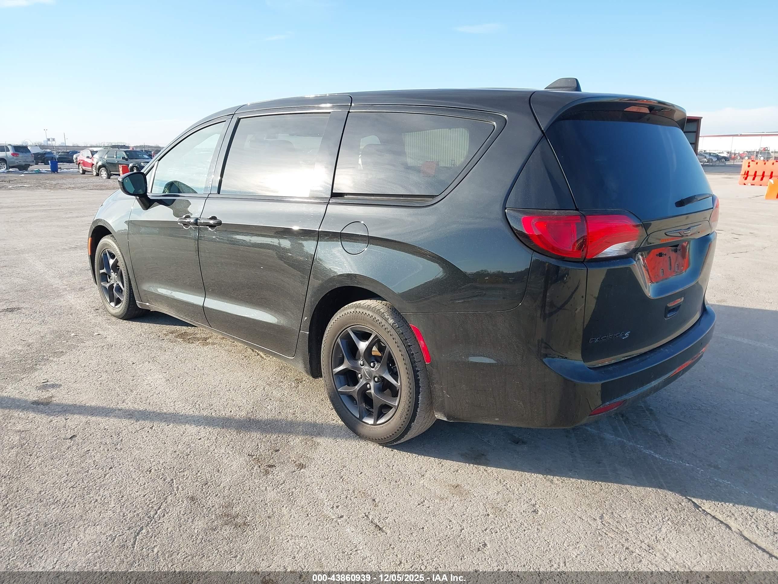 CHRYSLER PACIFICA image 3