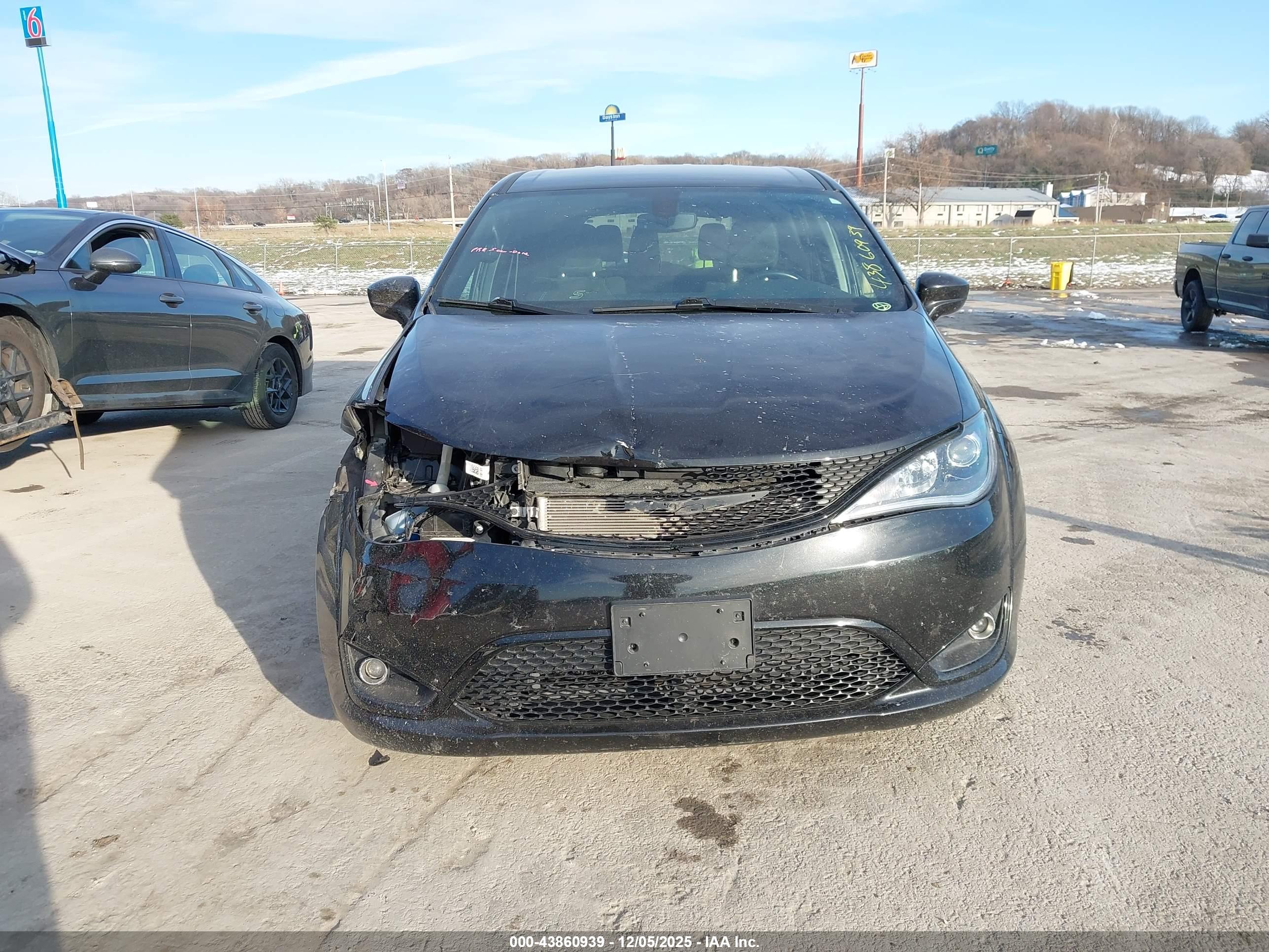 CHRYSLER PACIFICA image 6