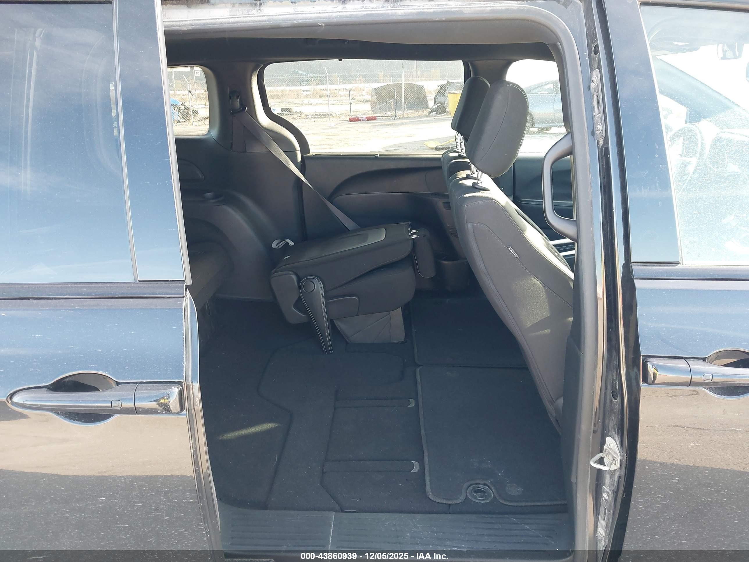 CHRYSLER PACIFICA image 8